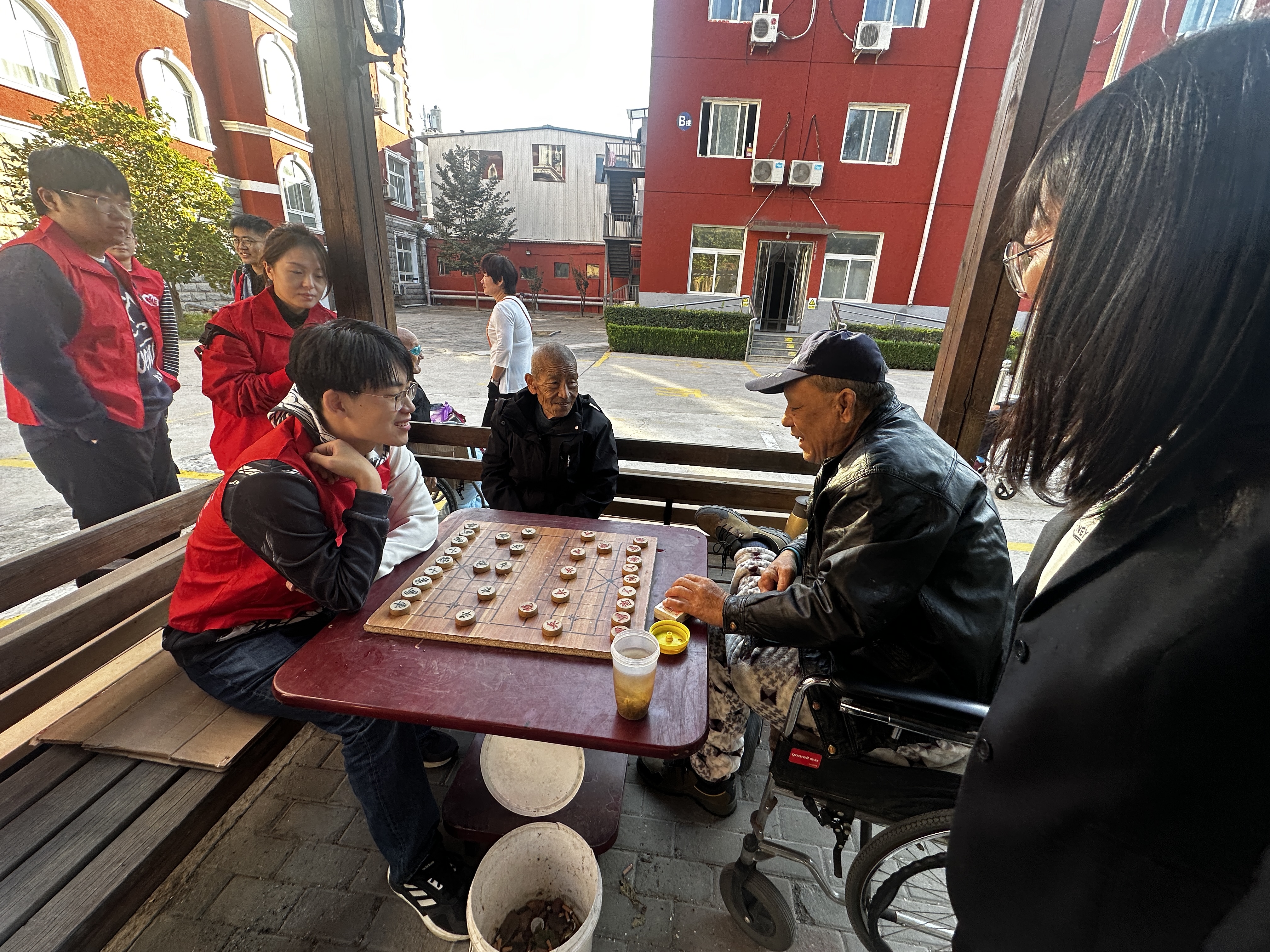 20231022-重阳节“传承温暖,敬老爱老”活动-何宏宇-志愿者陪同老人聊天下棋 - 副本.jpg