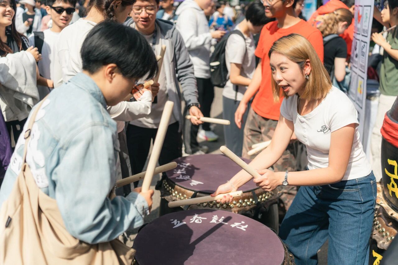 20250925-2025年秋季学期米兰milan官方网站学生社团联合招新-校团委-艺术兴趣类学生社团在展位前教学.jpeg