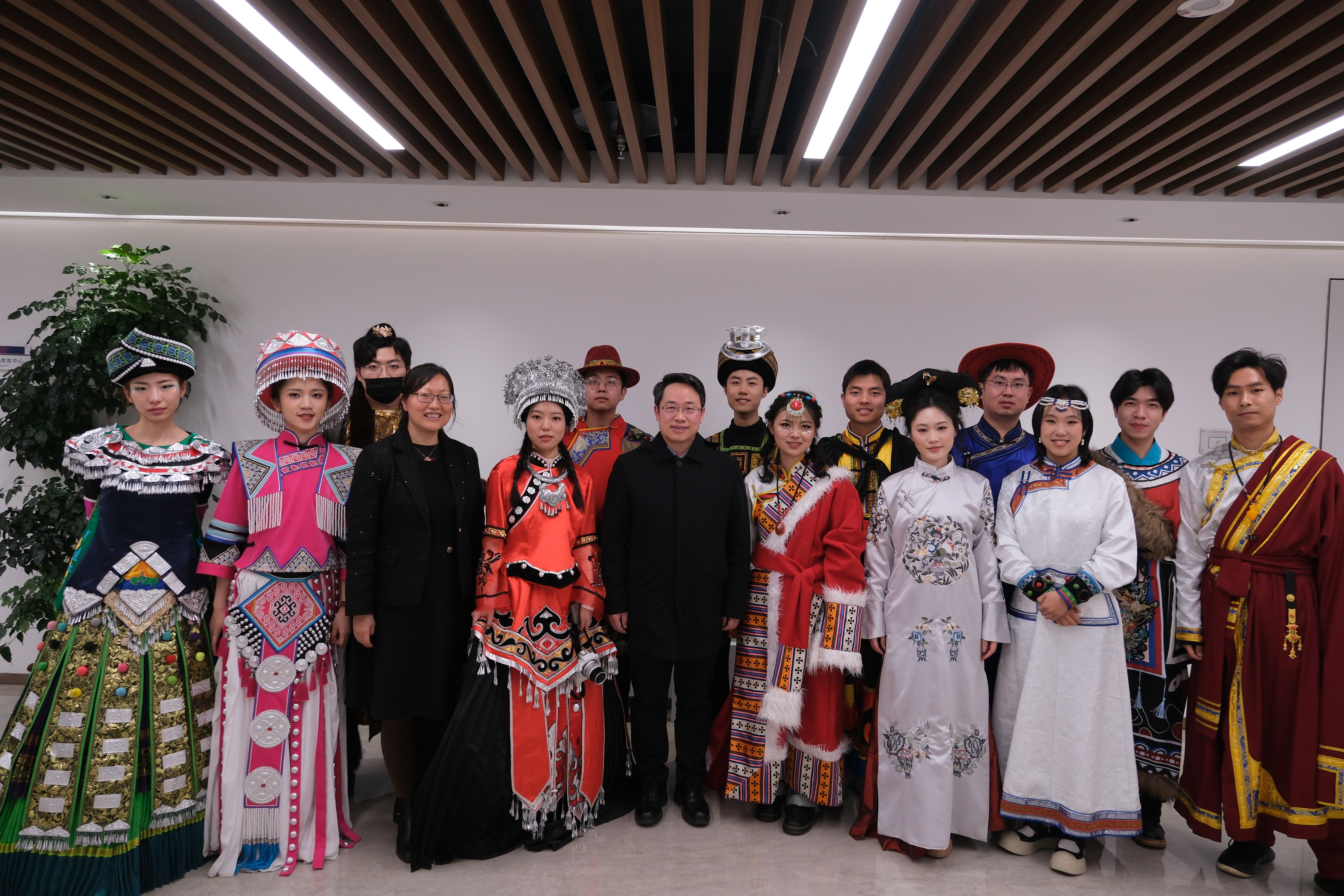 20241214-米兰milan官方网站2025年民族文化新年晚会圆满举行-贡觉罗布-穿着各民族服饰游园的师生合影.jpg