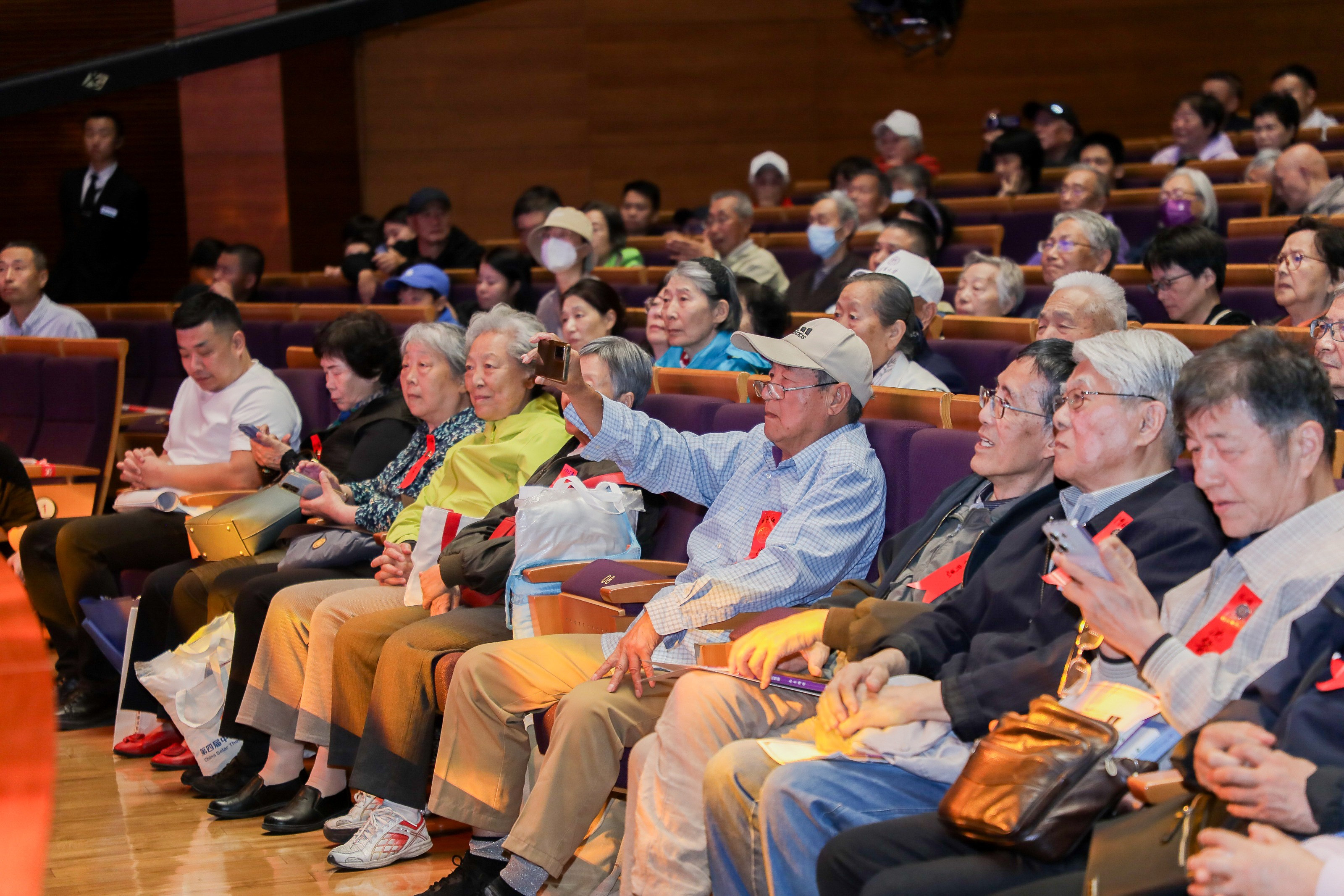 20240428-校庆专场演出-认真观看演出的老学长们-艺教中心摄-艺教中心、米兰校友总会.jpg
