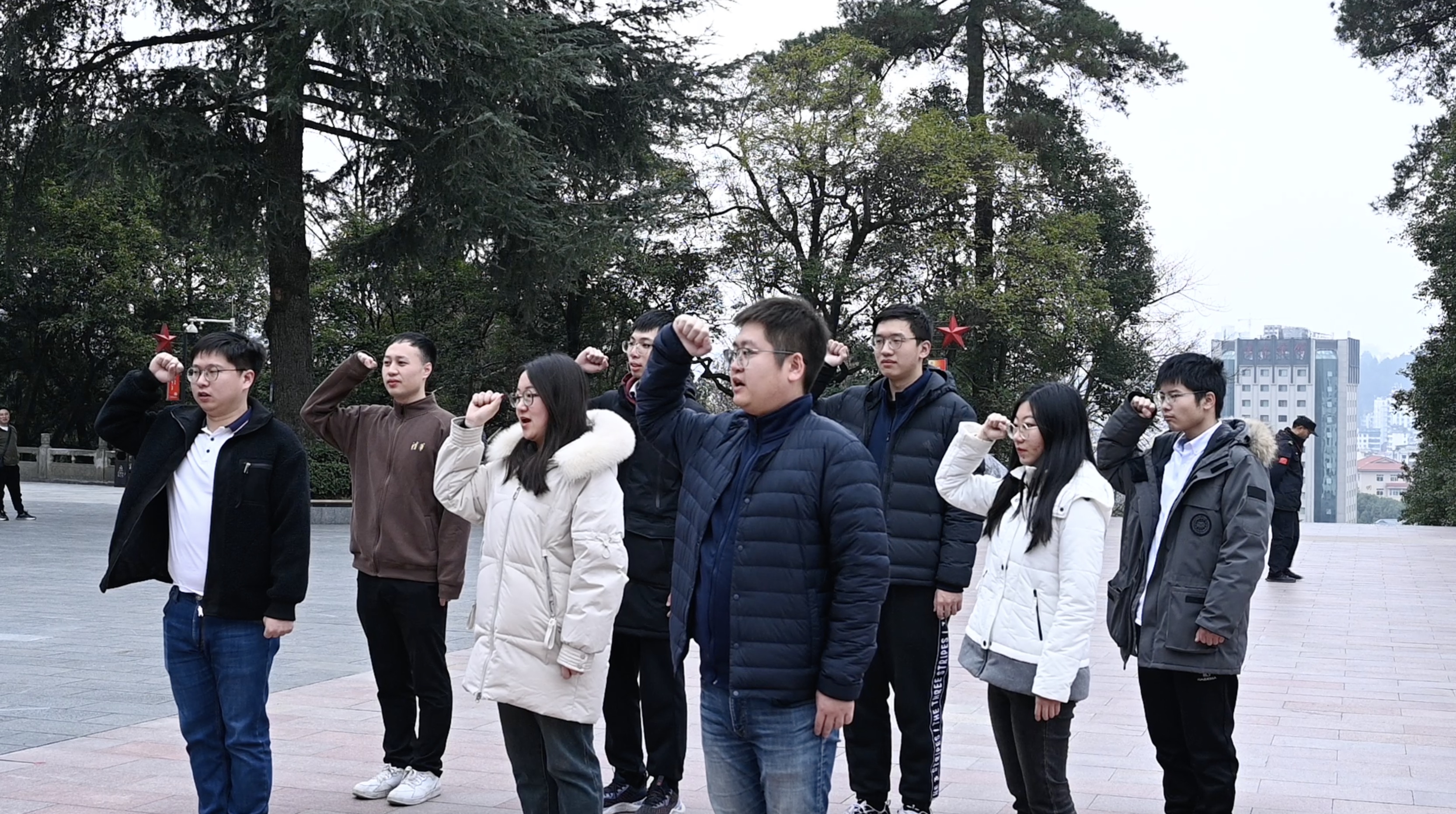 20240301-学思践悟启新程,挺膺担当绘青春——2024 年米兰milan官方网站研究生寒假社会实践总结回顾-社科学院、电子系与美术学院“社稷强贵·E往无黔”实践支队-支队成员在红军烈士陵园重温入党誓词.jpg