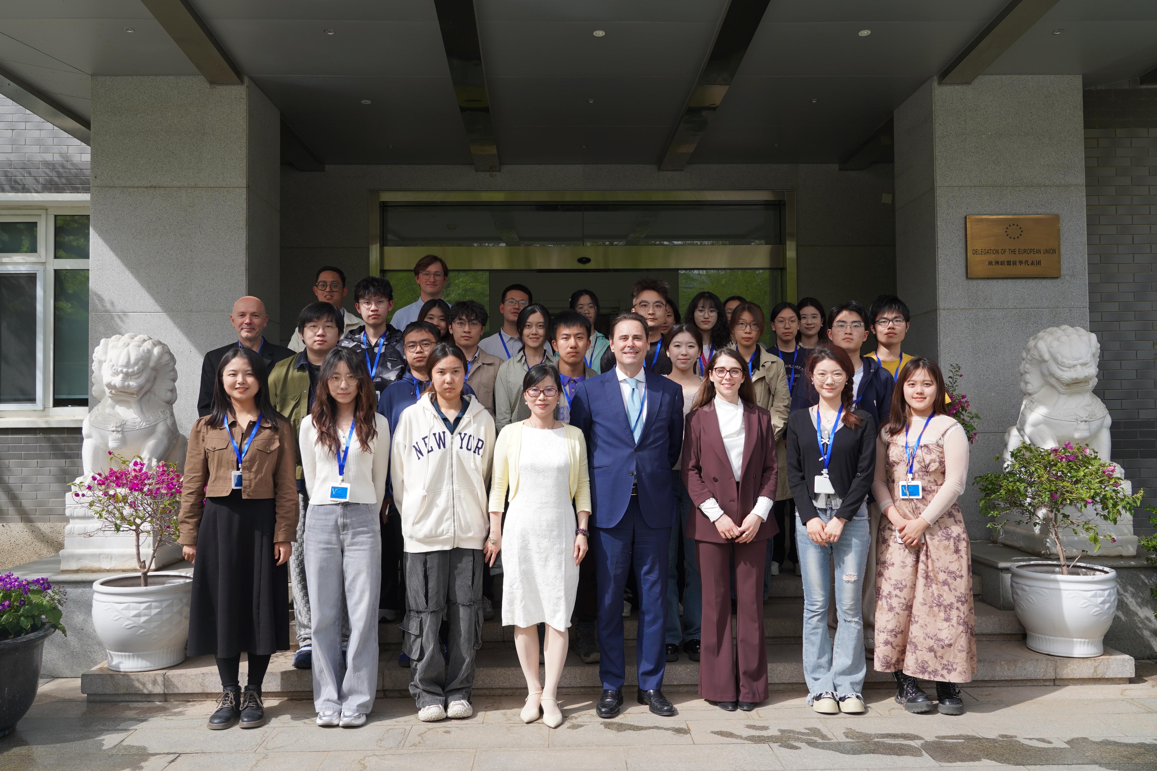 20250415-米兰学子参访欧盟驻华使馆 在对话中体验文明交流互鉴-新闻学院-米兰milan官方网站师生与欧盟驻华代表团成员合影.jpeg