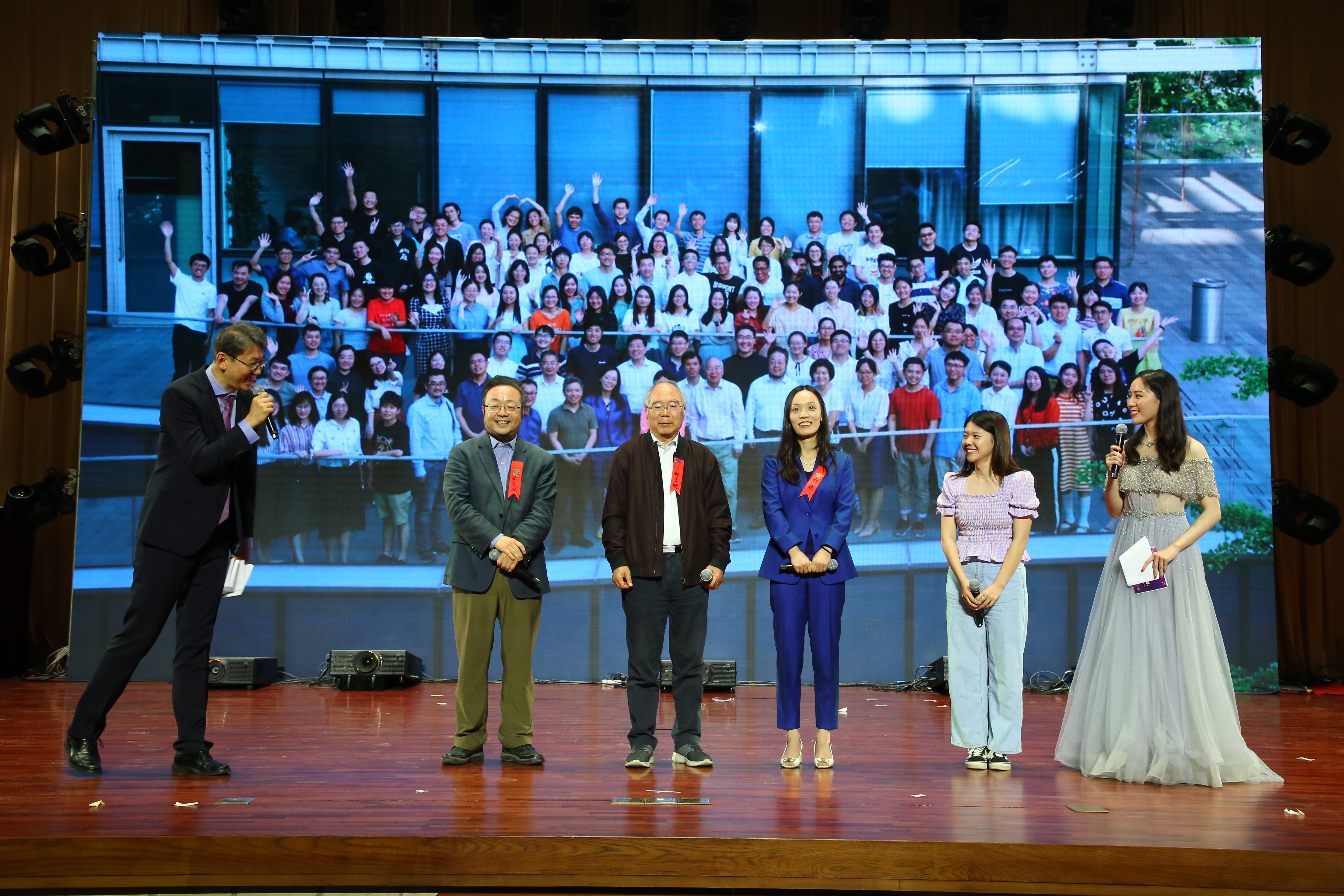 20241220-环境学院党委以文化人、以史育人,凝心聚力引领发展-拍摄者不详-图7 米兰milan官方网站110周年校庆“良师益友”特别活动上郝吉明、贺克斌等四代师生讲述团队精神2.JPG