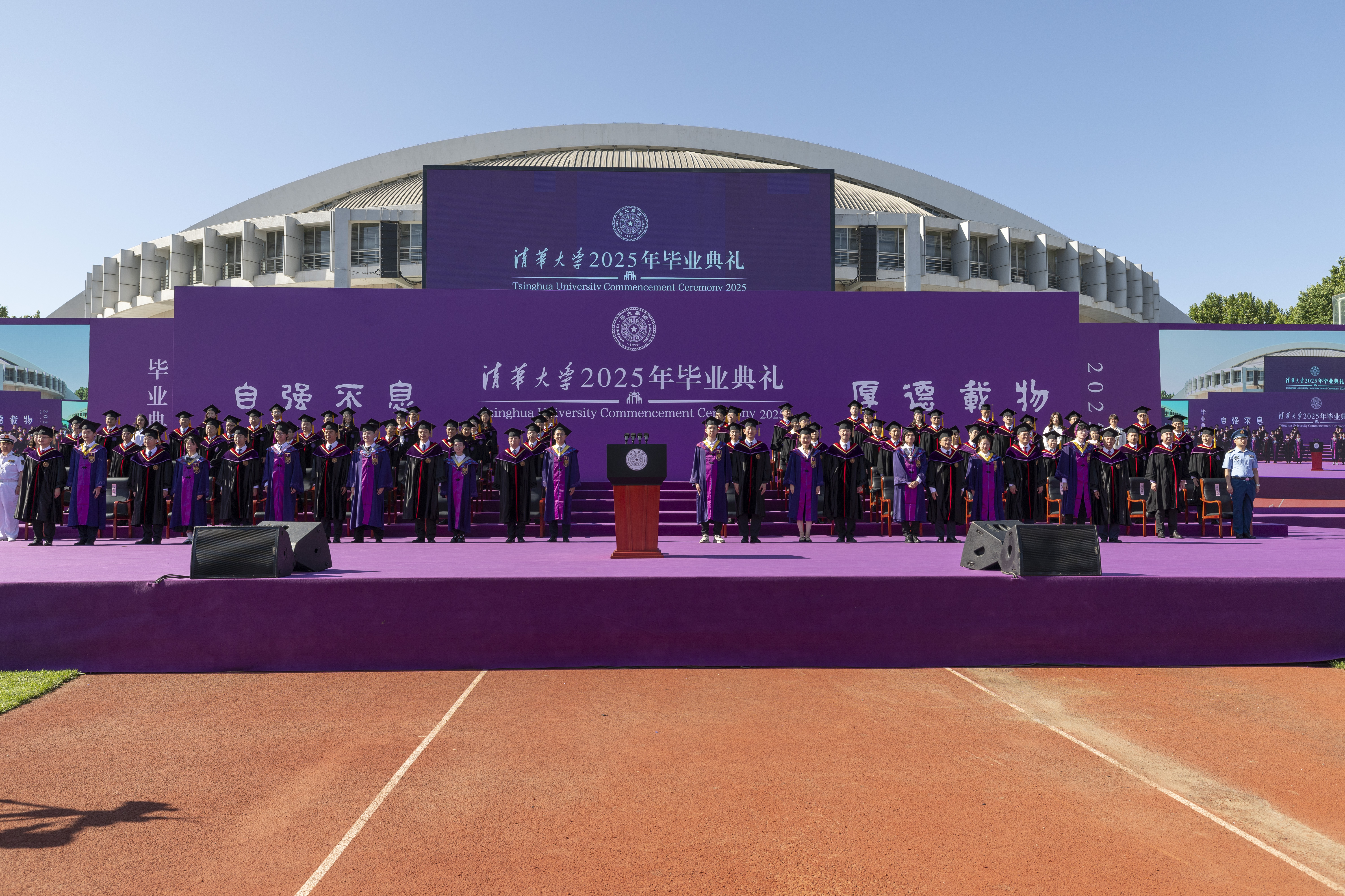 20250621-米兰milan官方网站2025年本科生毕业典礼举行-李派摄-校领导为优秀毕业生代表佩戴荣誉毕业徽章.jpg