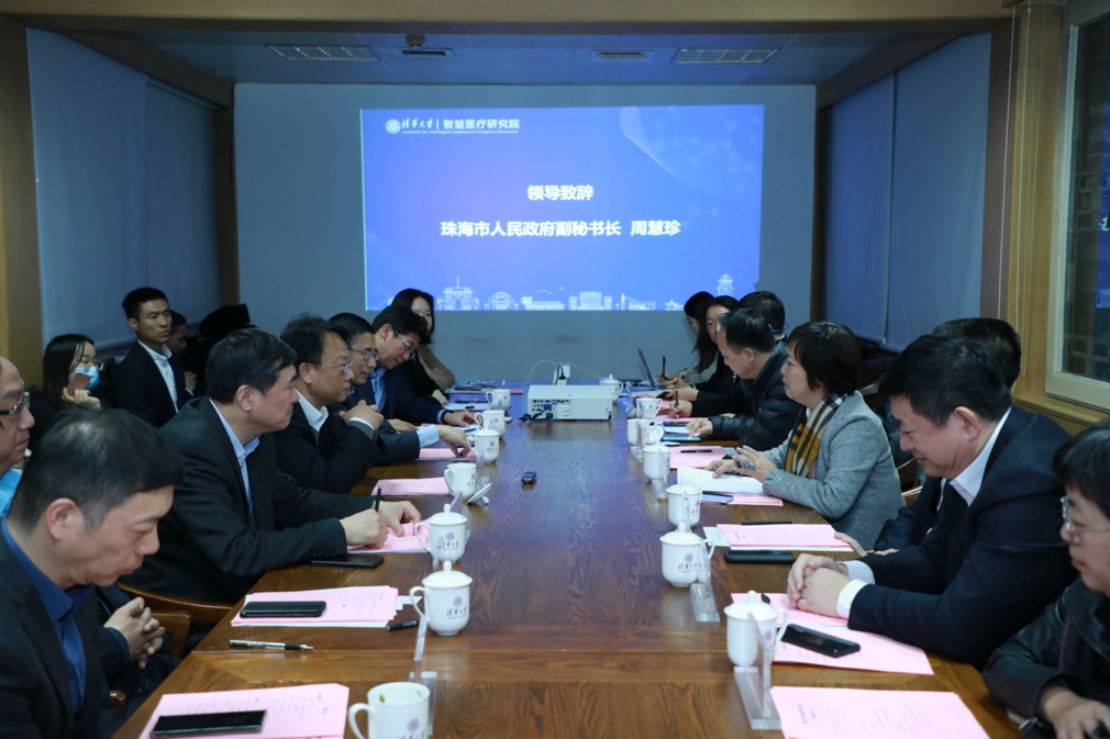 会议室里的人们描述已自动生成 会议室里的人们描述已自动生成