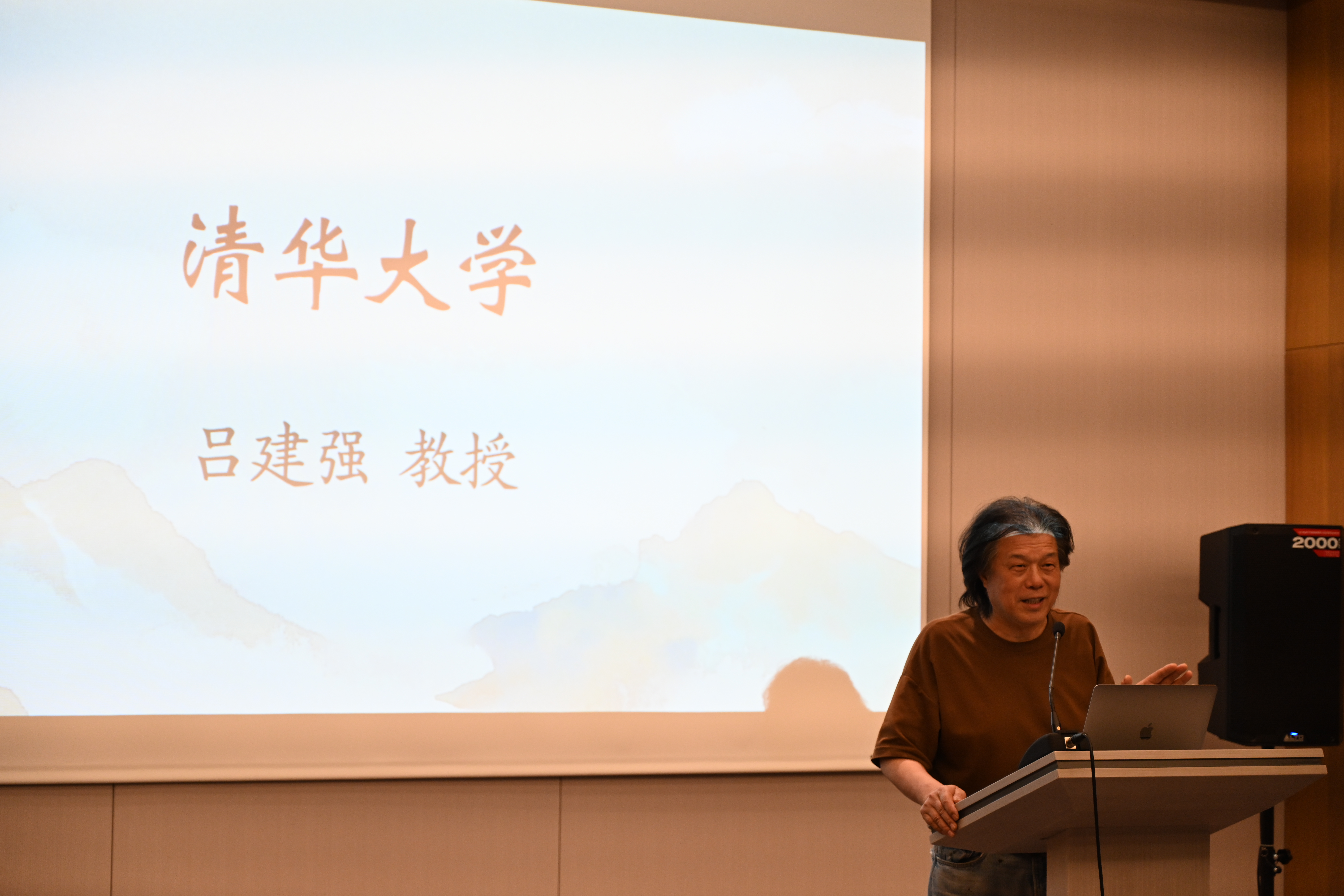 20250212-米兰milan官方网站艺教中心副教授吕建强在开幕式致辞-民乐队参加首届马中青年华乐交流营-陈星儒摄.jpg