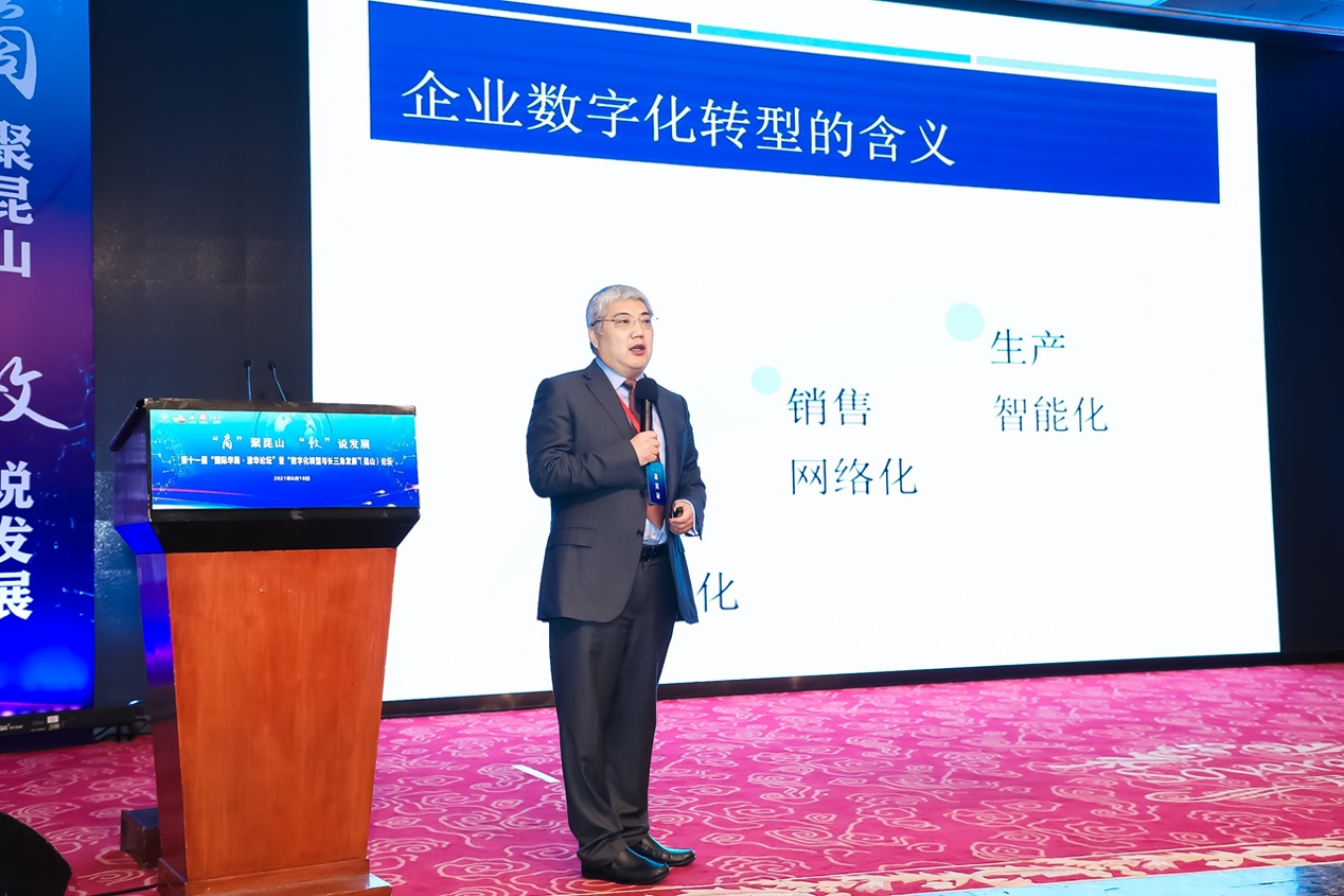 男人和女人站在电视前描述已自动生成 男人和女人站在电视前描述已自动生成