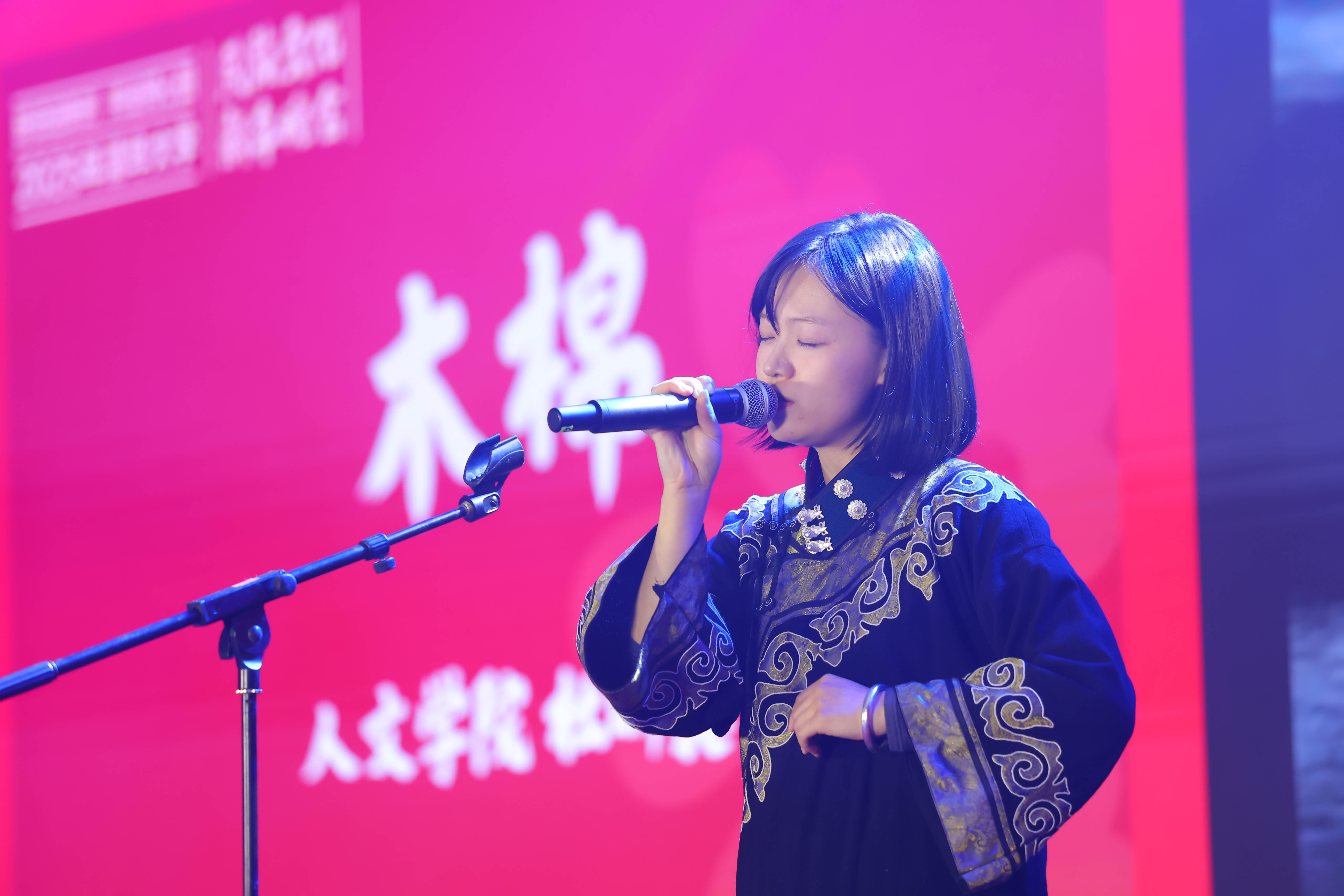 20241214-米兰milan官方网站2025年民族文化新年晚会圆满举行-贡觉罗布-彝族同学独唱《木棉》.jpg