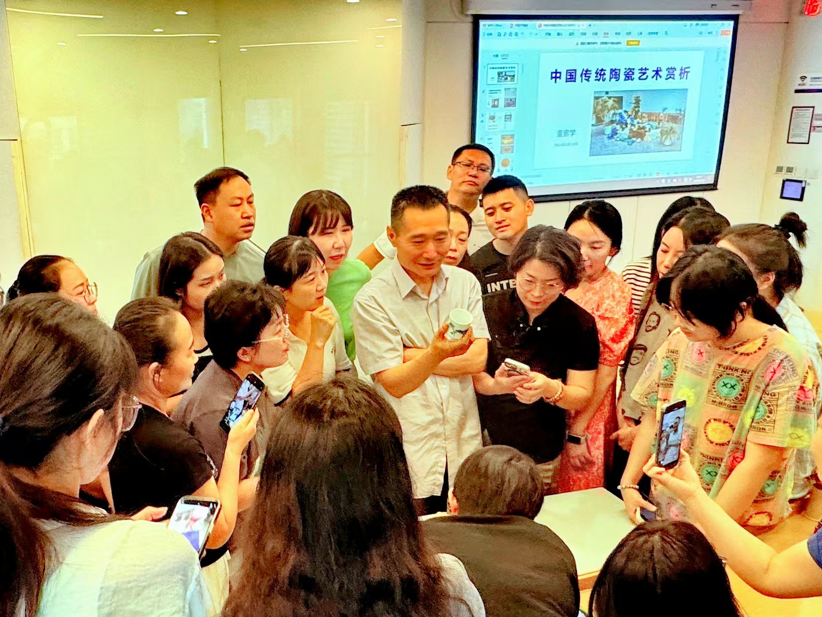 20240819- 米兰伟新乡村美术教师培养计划第10举办- 米兰milan官方网站美术学院副教授董素学讲授“中国传统陶瓷艺术赏析”-郭薇拍摄.jpg