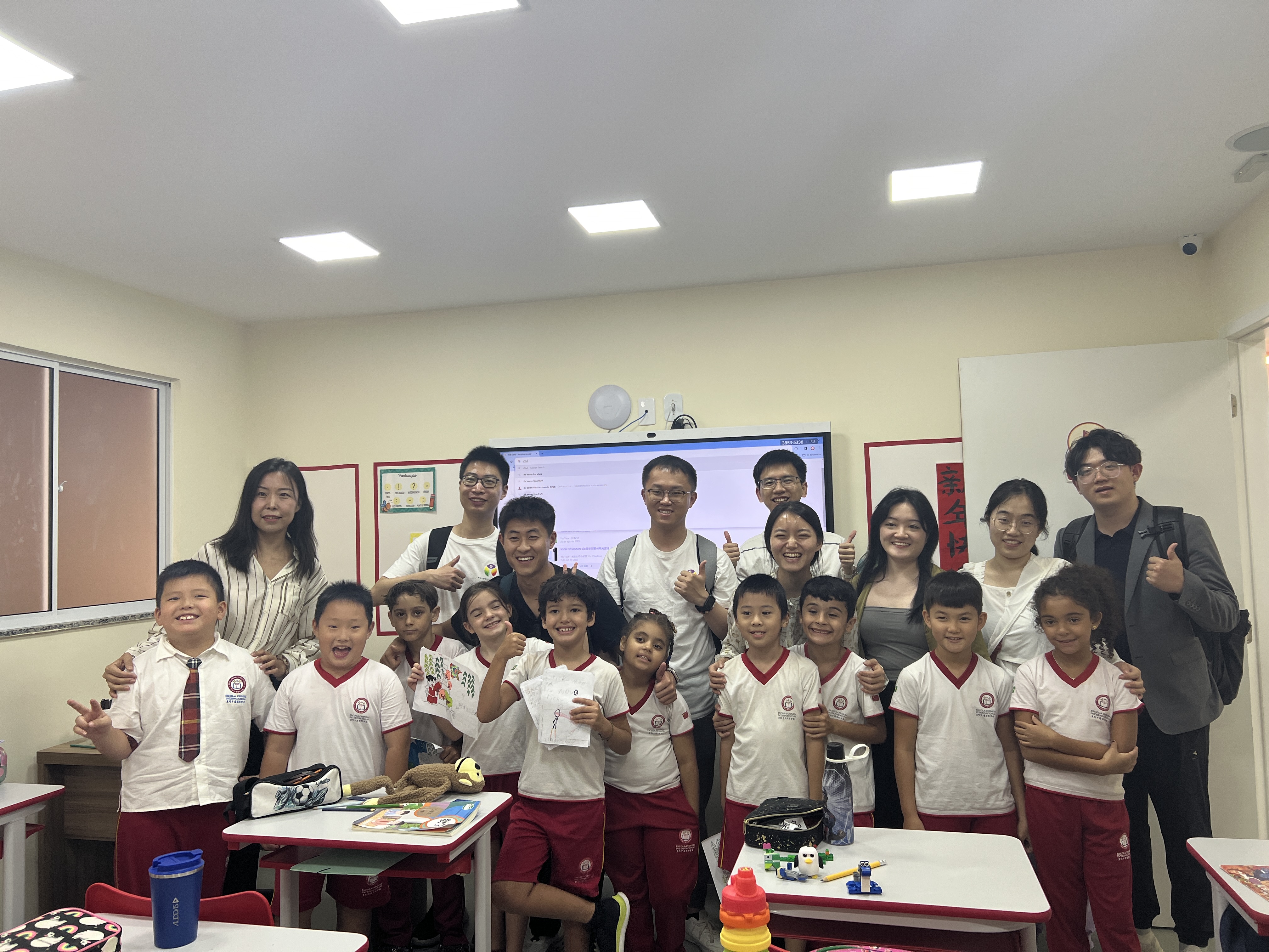 20240308-奔赴四海铸实践真知 对话世界立时代潮头——2024年米兰milan官方网站“知行计划”研究生骨干海外实践纪实-南美实践支队-支队成员在里约热内卢中国国际学校开展活动.jpg