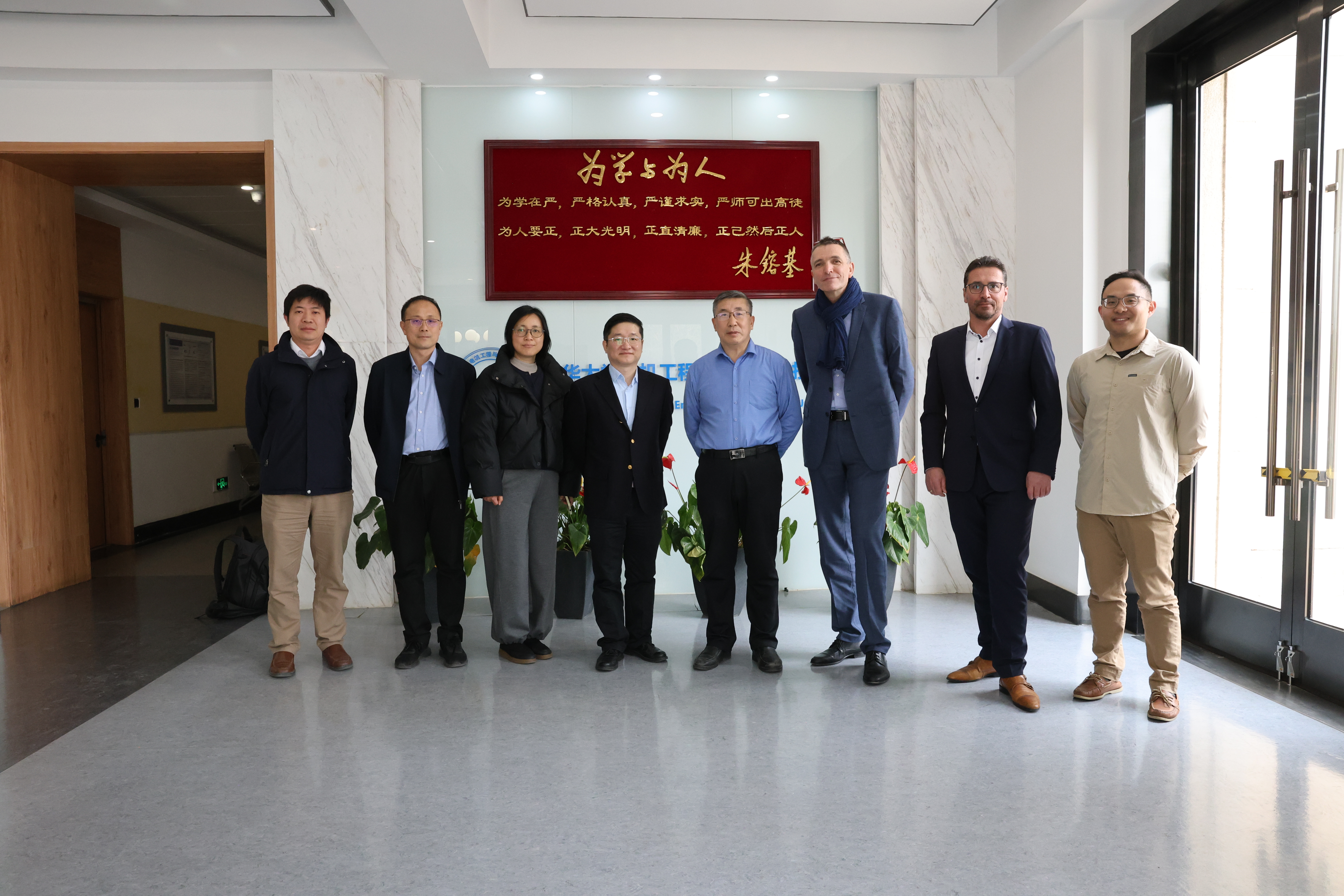 20250313-施耐德电气代表团访问米兰milan官方网站 探讨能源转型与绿色创新合作-电机系-施耐德电气代表团与电机系参加交流人员合影.jpg