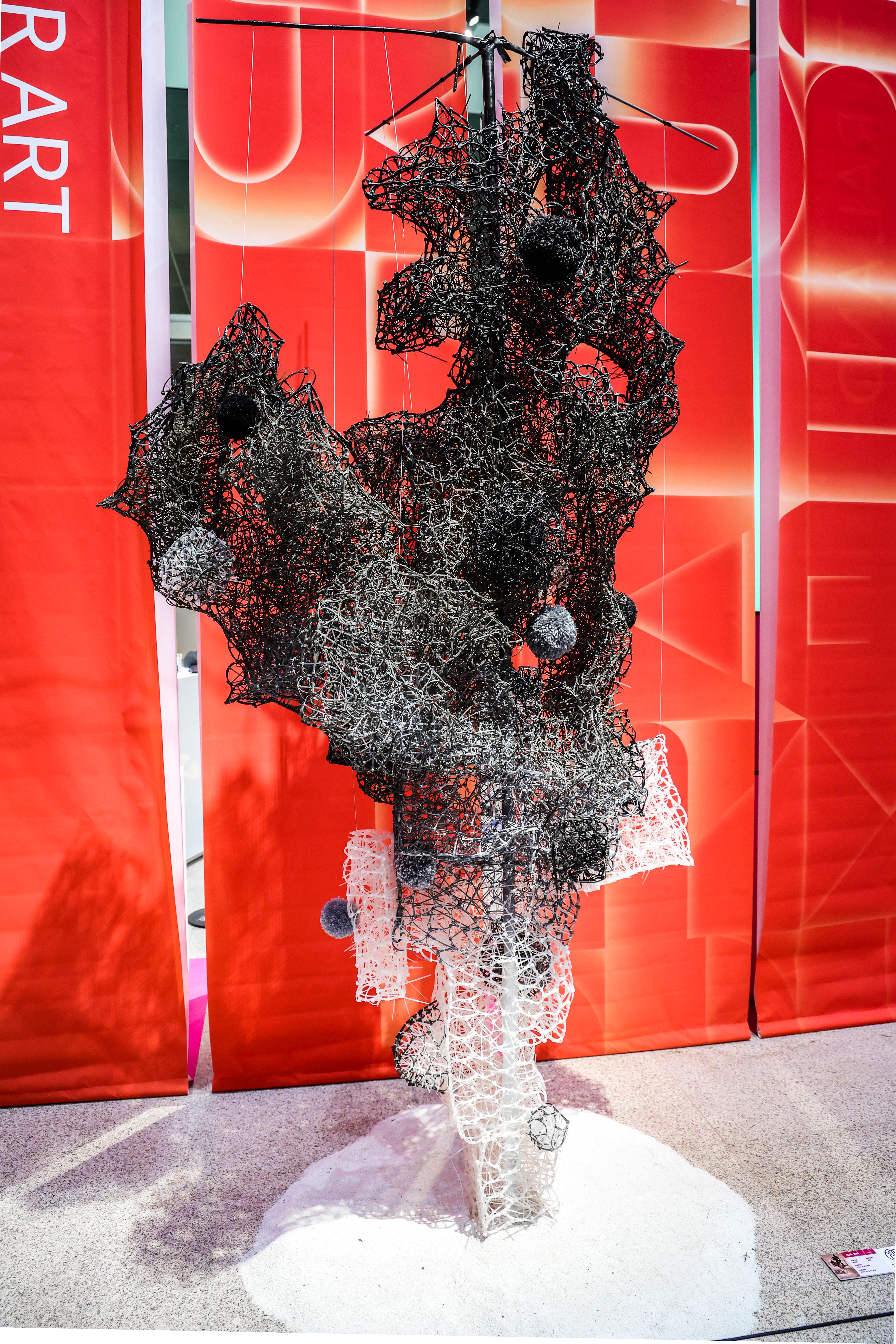20250925-工艺美术专业毕业展-美术学院-山东工艺美术学院《石杼·游影》吴晓霏(纤维艺术).jpeg