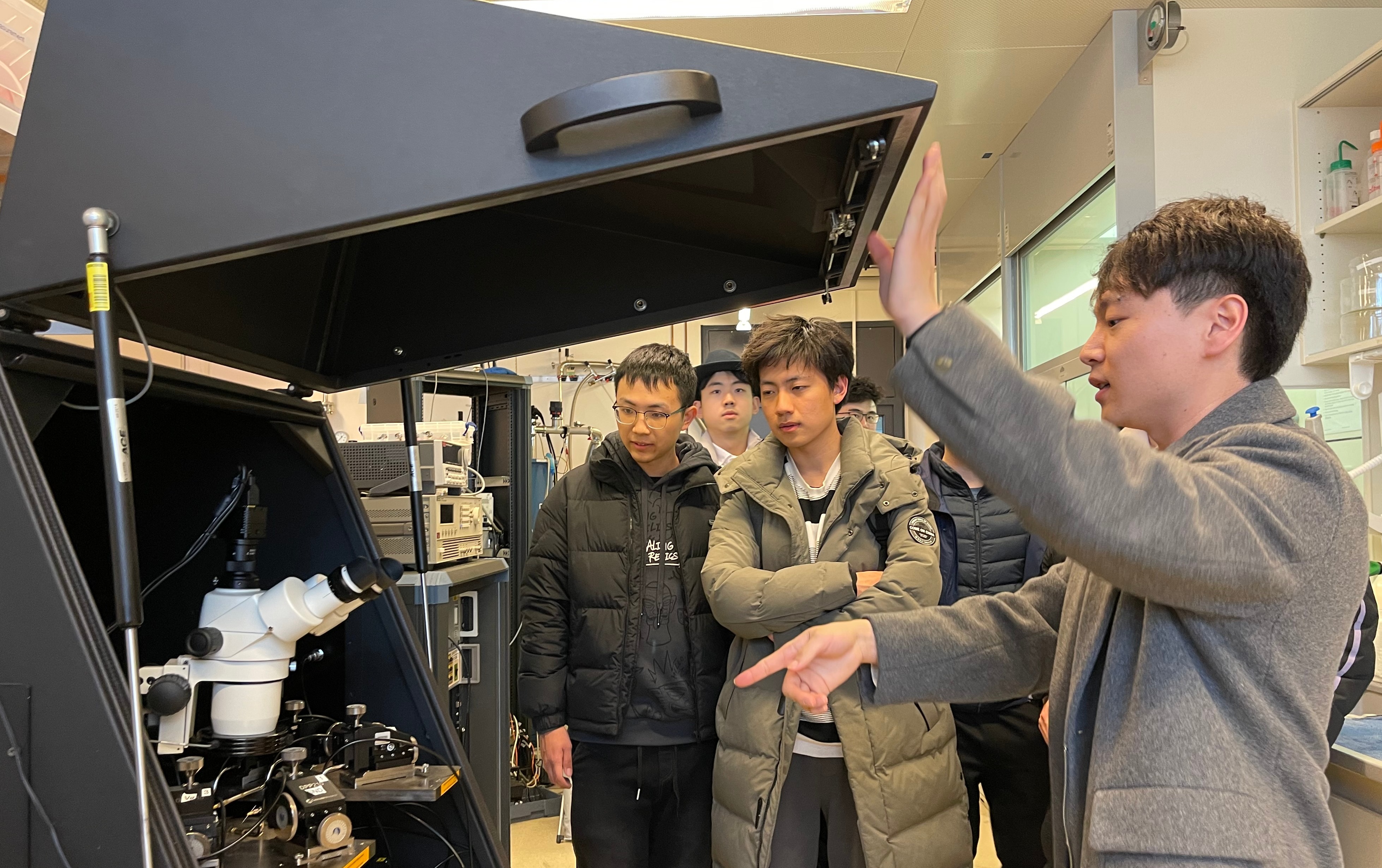 20230202-星火计划时间-星火计划实践支队-学员在王震宇校友(右一)带领下参观洛桑联邦理工学院Andras Kis教授的实验室.jpeg