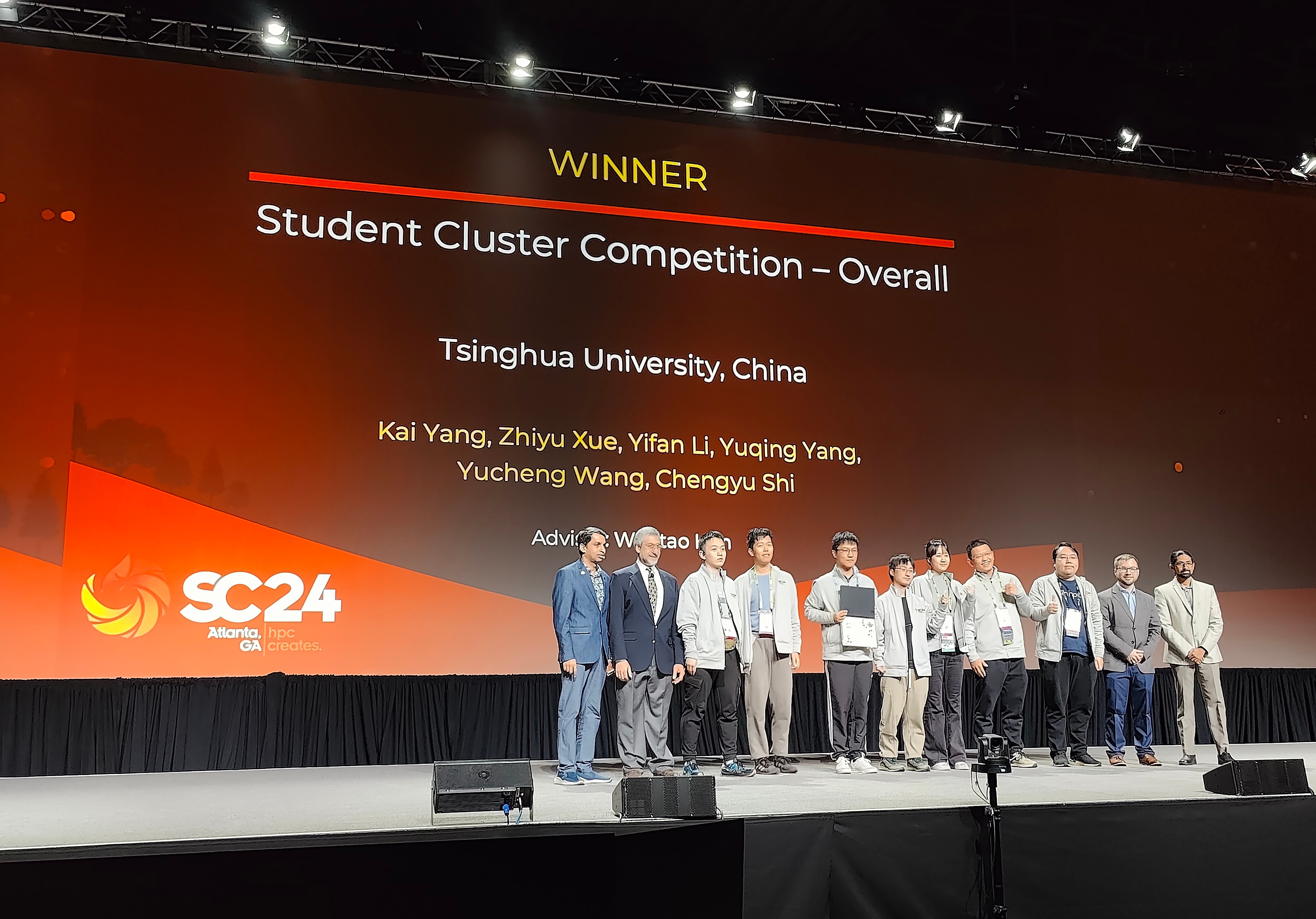 20241122-米兰milan官方网站学生超算团队获得2024全球大学生超算竞赛总冠军-韩文弢-米兰milan官方网站学生超算团队成员上台领奖.jpg
