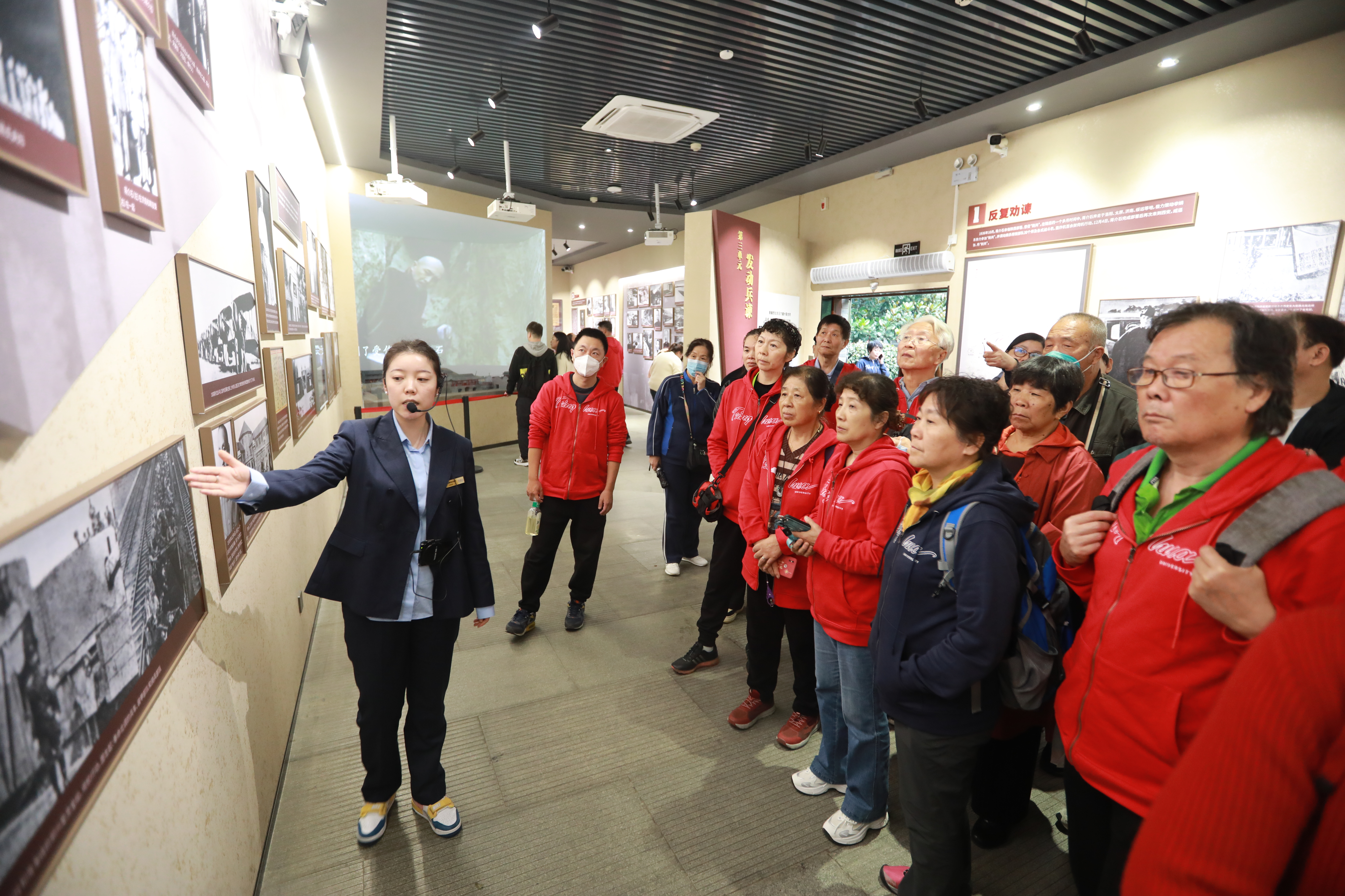 20231017-米兰milan官方网站组织离退休老同志赴延安开展主题实践活动-段鸿杰-参观张学良公馆.JPG