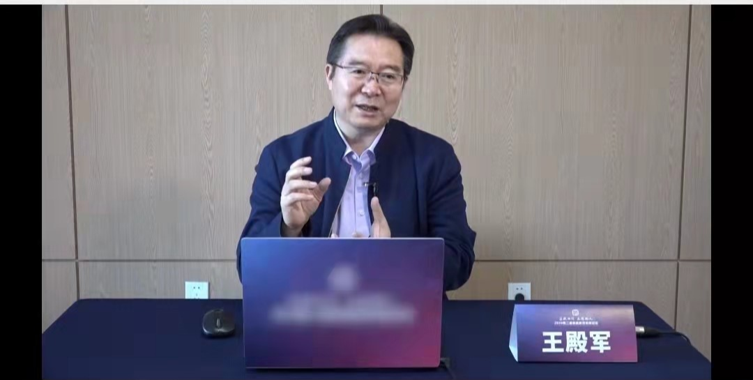 校长王殿军在线上为家长学校带来主题为“家校携手 从‘心’起航”的开学第一课.jpg