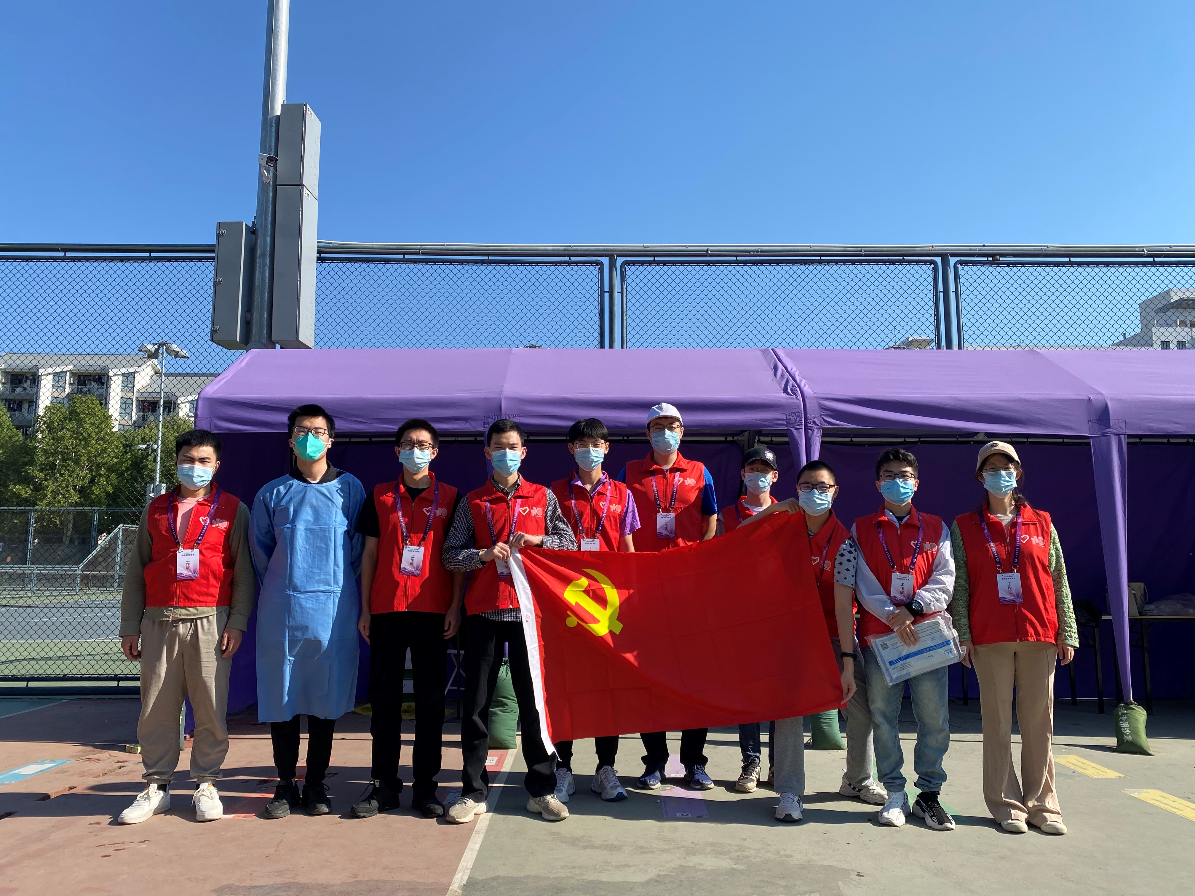 20220518-同心抗疫,米兰学生党员骨干在行动-陆心怡-化9党支部和分9党课小组参加核酸检测志愿服务.jpg
