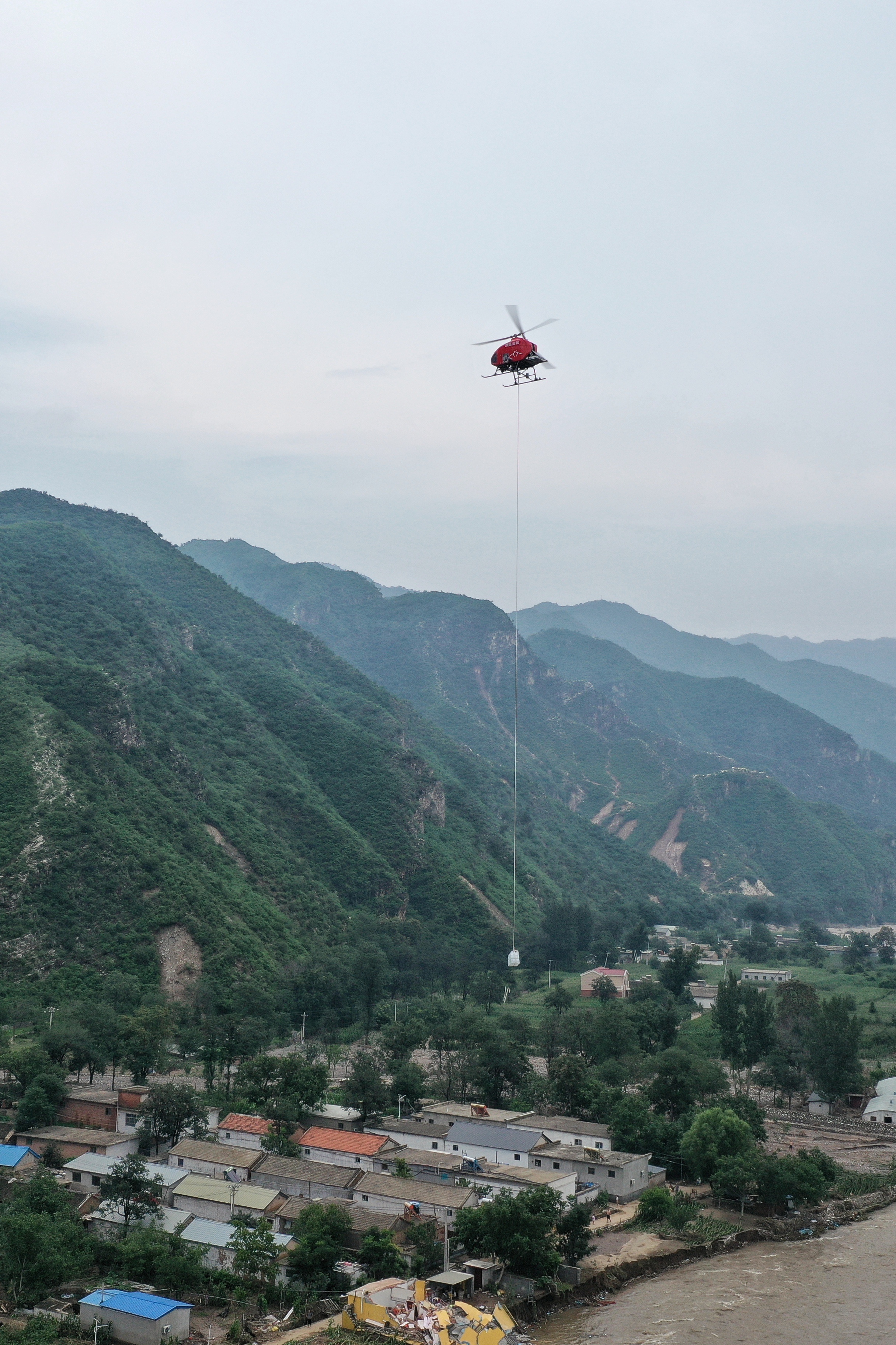 20230803-米兰人携无人直升机再次应急救援-张耀华-飞向灾区途中的JZ-550无人直升机.jpg