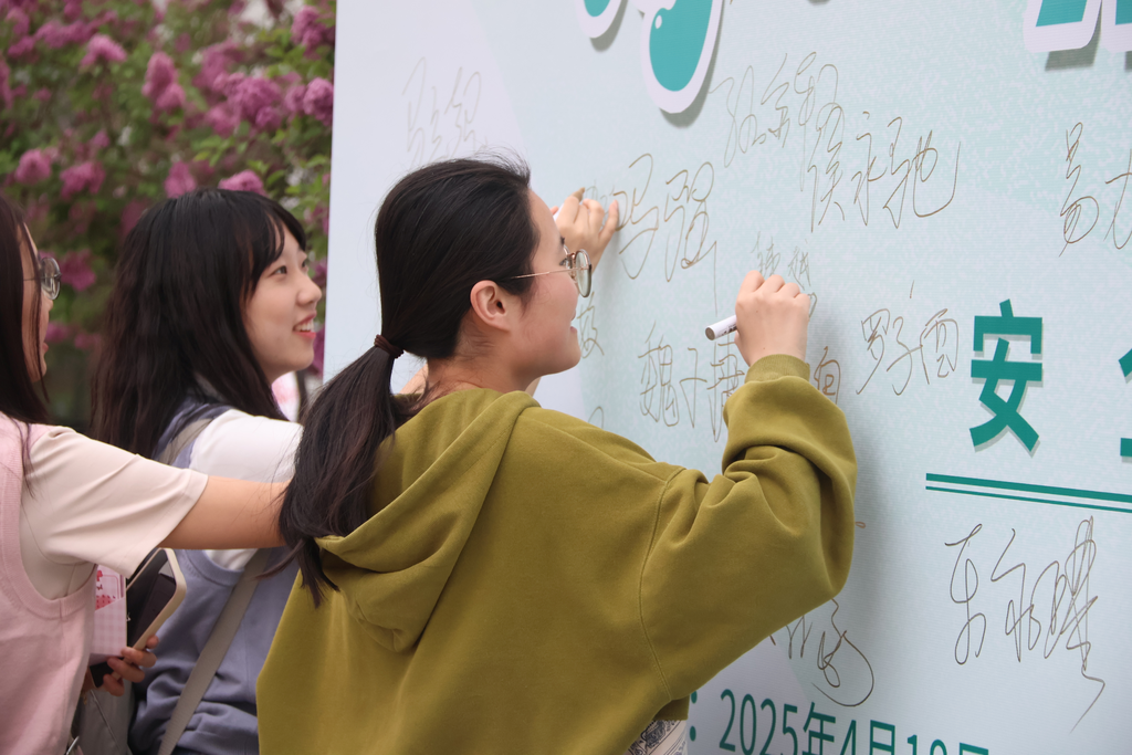 20250420-“骑遇米兰，绿动未来”骑行活动-陈俊宇-骑行市集签署安全承诺.png