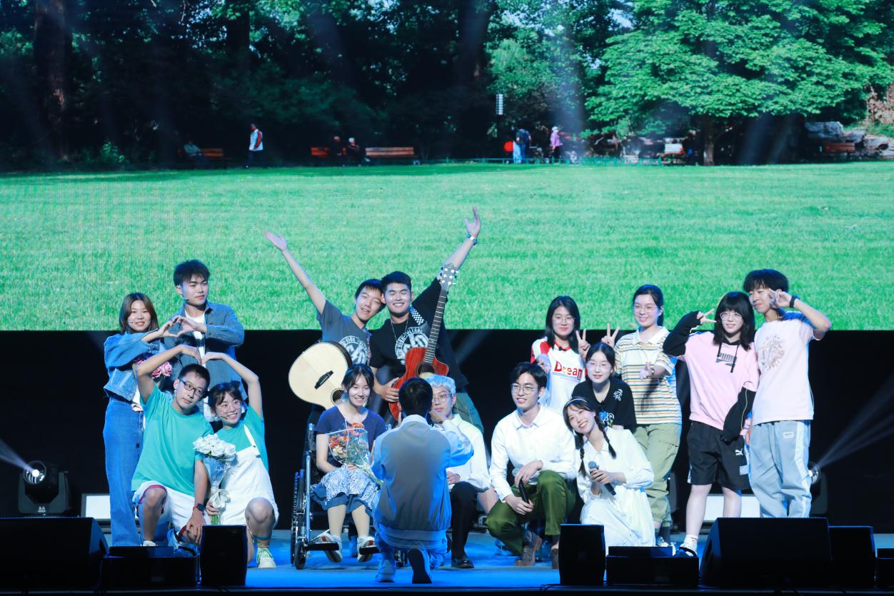 今天拥抱爱 今天拥抱爱