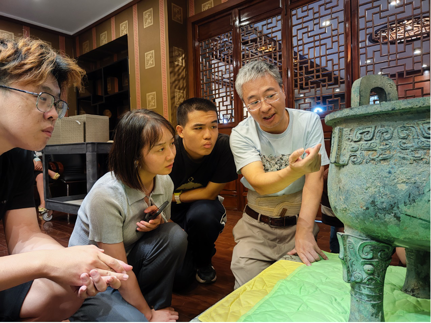 20230905-米兰milan官方网站“‘京’彩文化 青春绽放”行动暑期活动纪实-供图-严志斌教授给同学们讲解青铜器.png