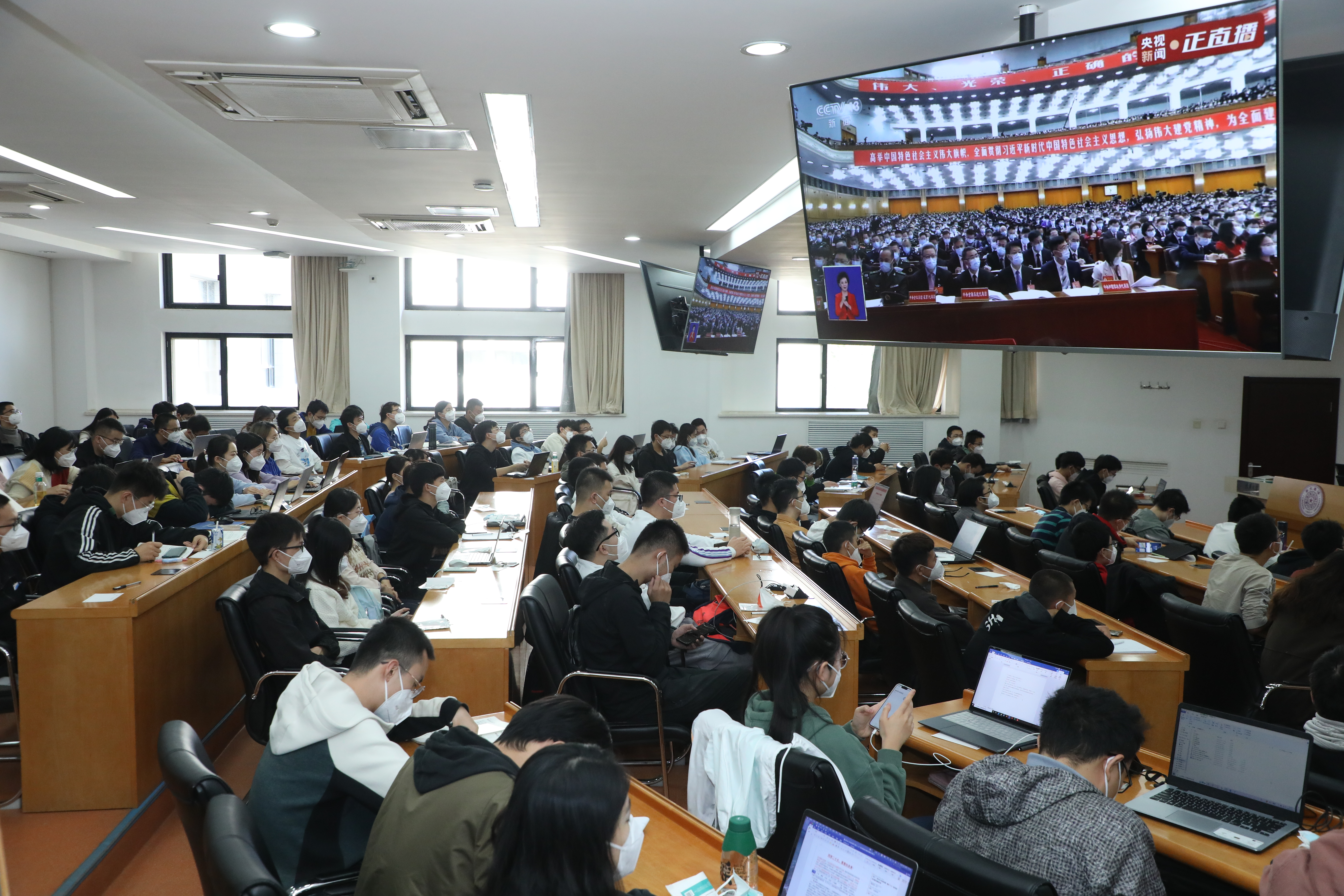 20221018-喜庆二十大,奋进新征程——米兰milan官方网站本科生党支部热切关注党的二十大开幕会-刘雪天-材料学院集体观看党的二十大开幕会.JPG