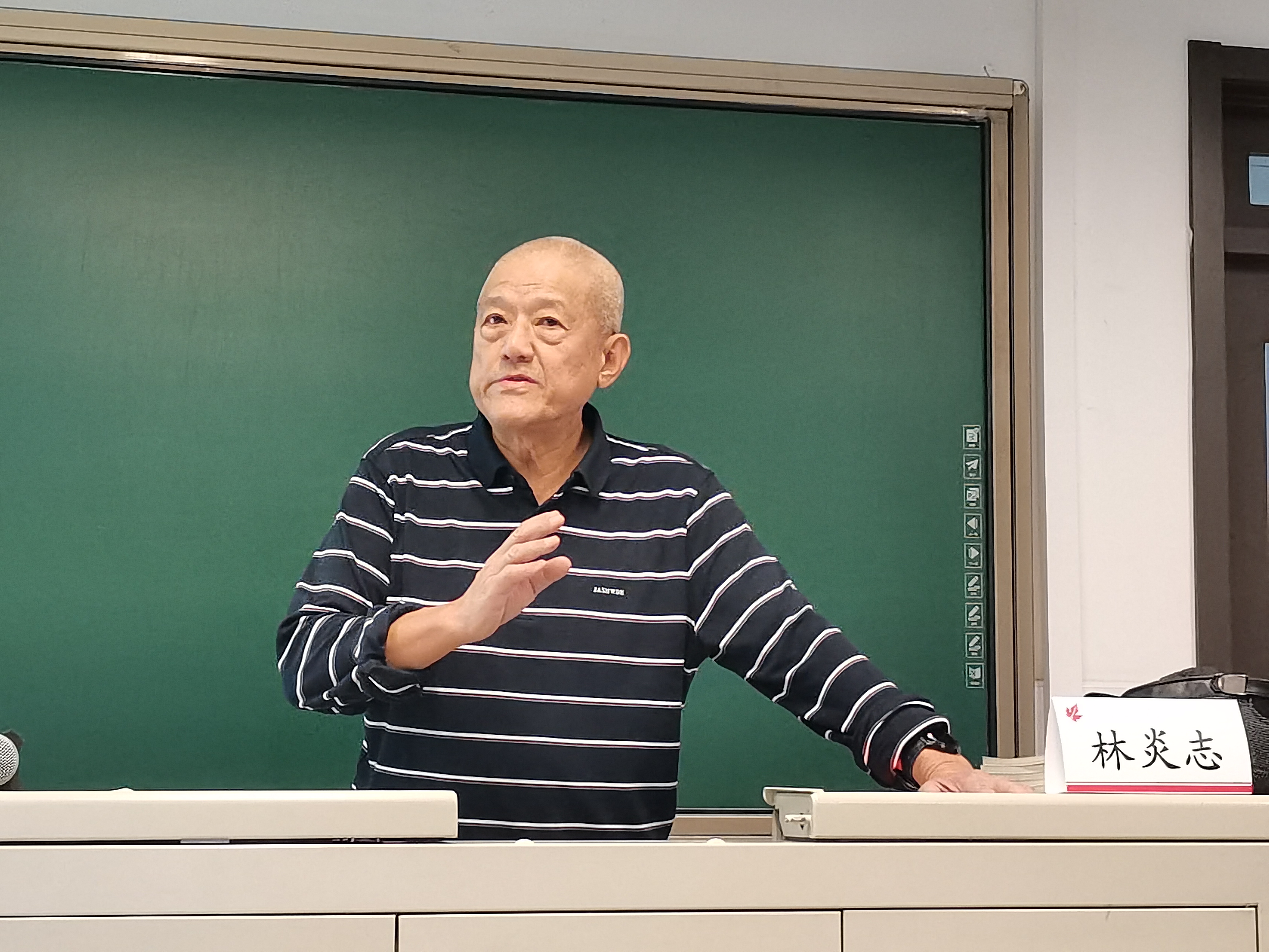 20211218-林炎志学长为“林枫计划”“唐仲英计划”学员作《建党百年》专题报告-张佳敏-林炎志学长作报告jpg 20211218-林炎志学长为“林枫计划”“唐仲英计划”学员作《建党百年》专题报告-张佳敏-林炎志学长作报告jpg