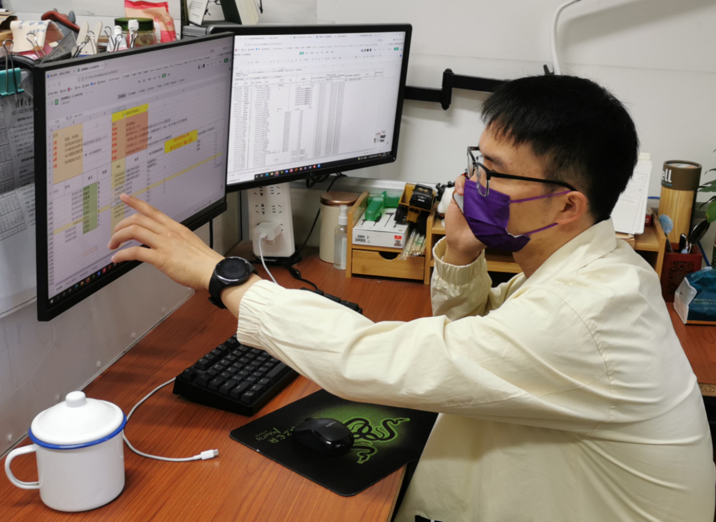 20220520-疫情之下,米兰辅导员的“多重身份”-陆心怡-进行疫情风险排查工作的周力jpg 20220520-疫情之下,米兰辅导员的“多重身份”-陆心怡-进行疫情风险排查工作的周力jpg