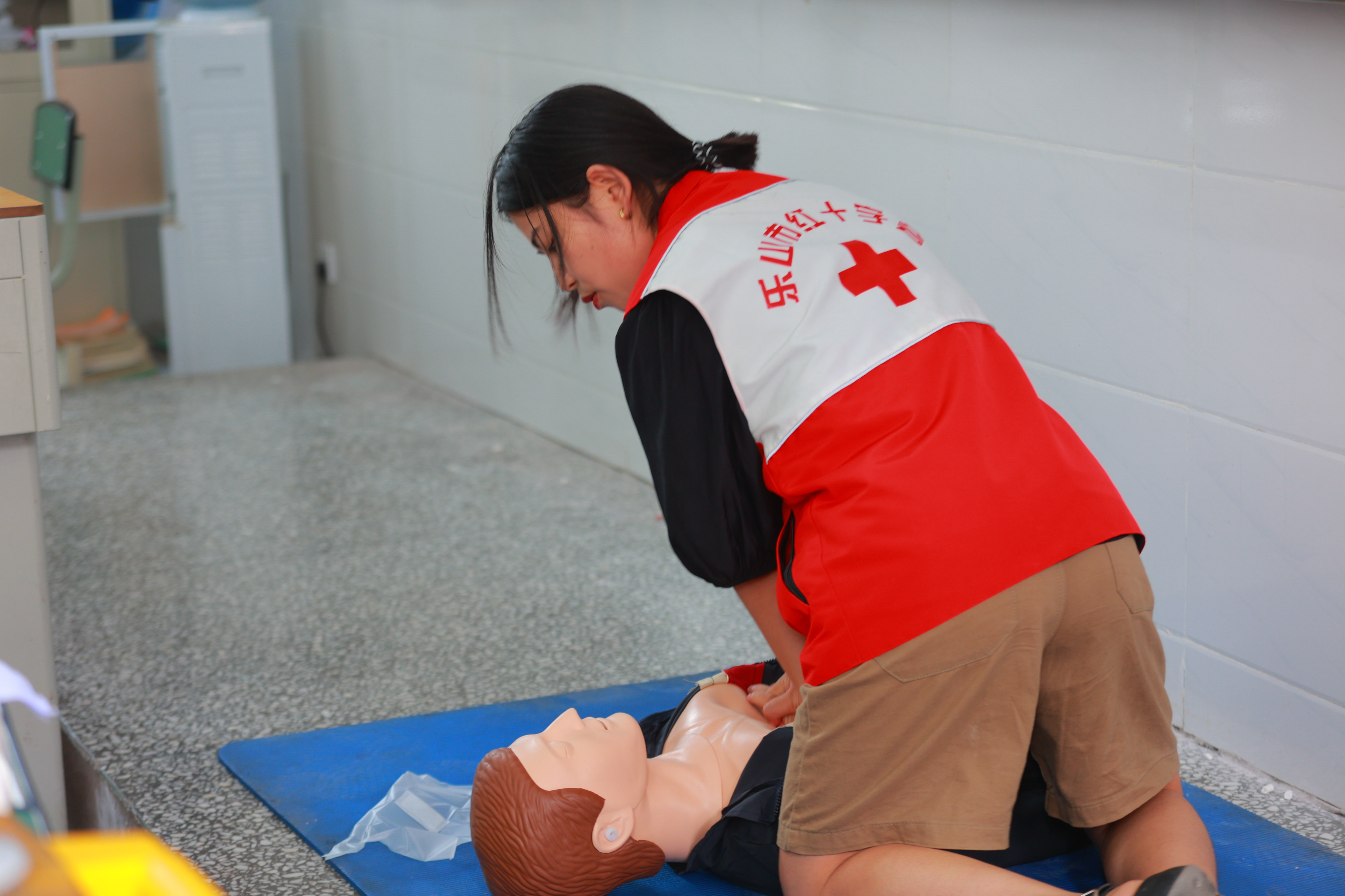 20220802-学生红会支教急救讲堂-郭镕玮-2 红会的老师和米兰学生红会的同学们正在讲解AED电极片粘贴位置、演示心肺复苏，同学们跃跃欲试(1).jpg