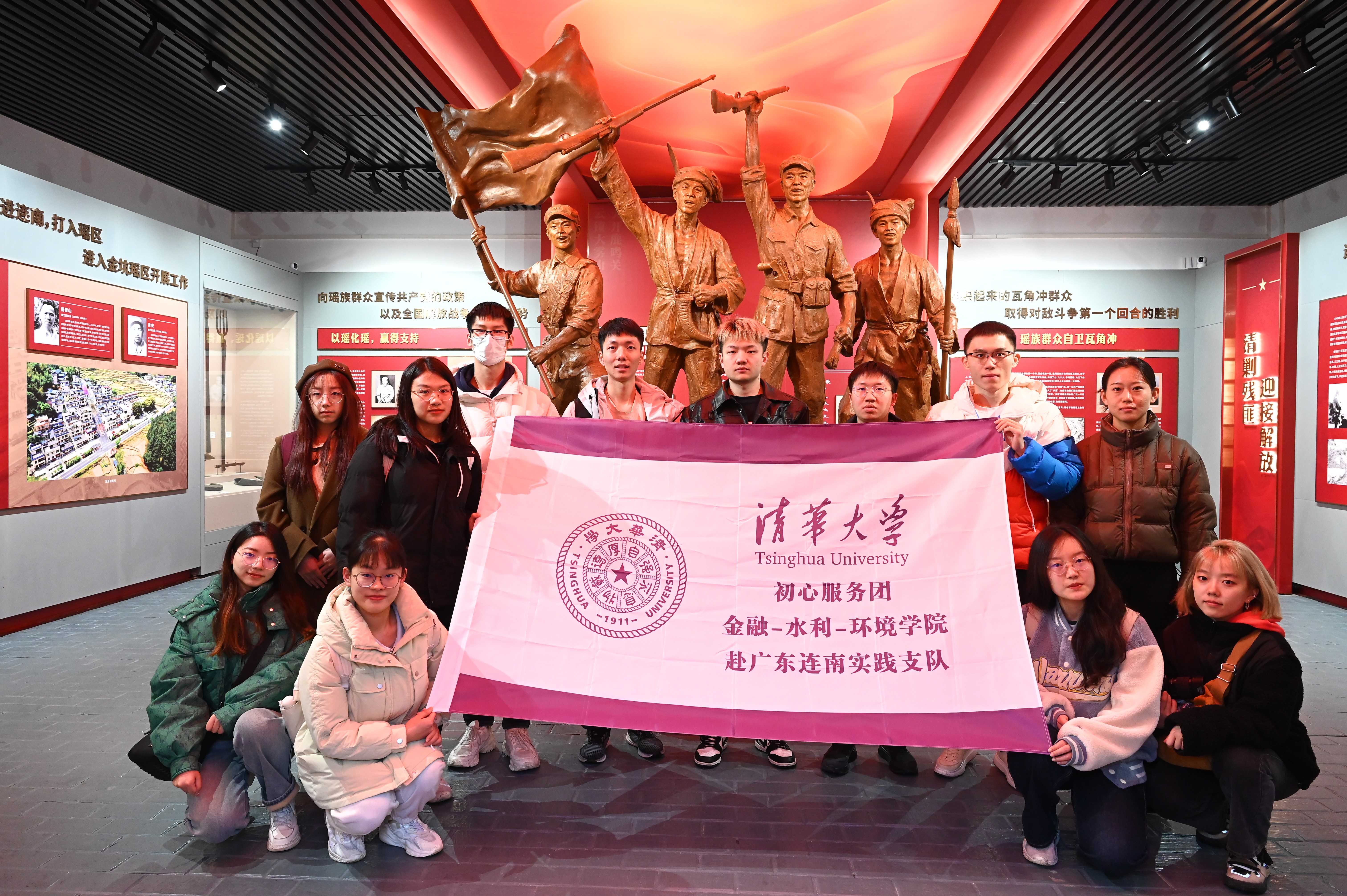 20240301-学思践悟启新程,挺膺担当绘青春——2024 年米兰milan官方网站研究生寒假社会实践总结回顾-“初心服务团”联合金融学院-水利系-环境学院赴广东连南实践支队-支队成员在红军烈士陵园重温入党誓词.jpg