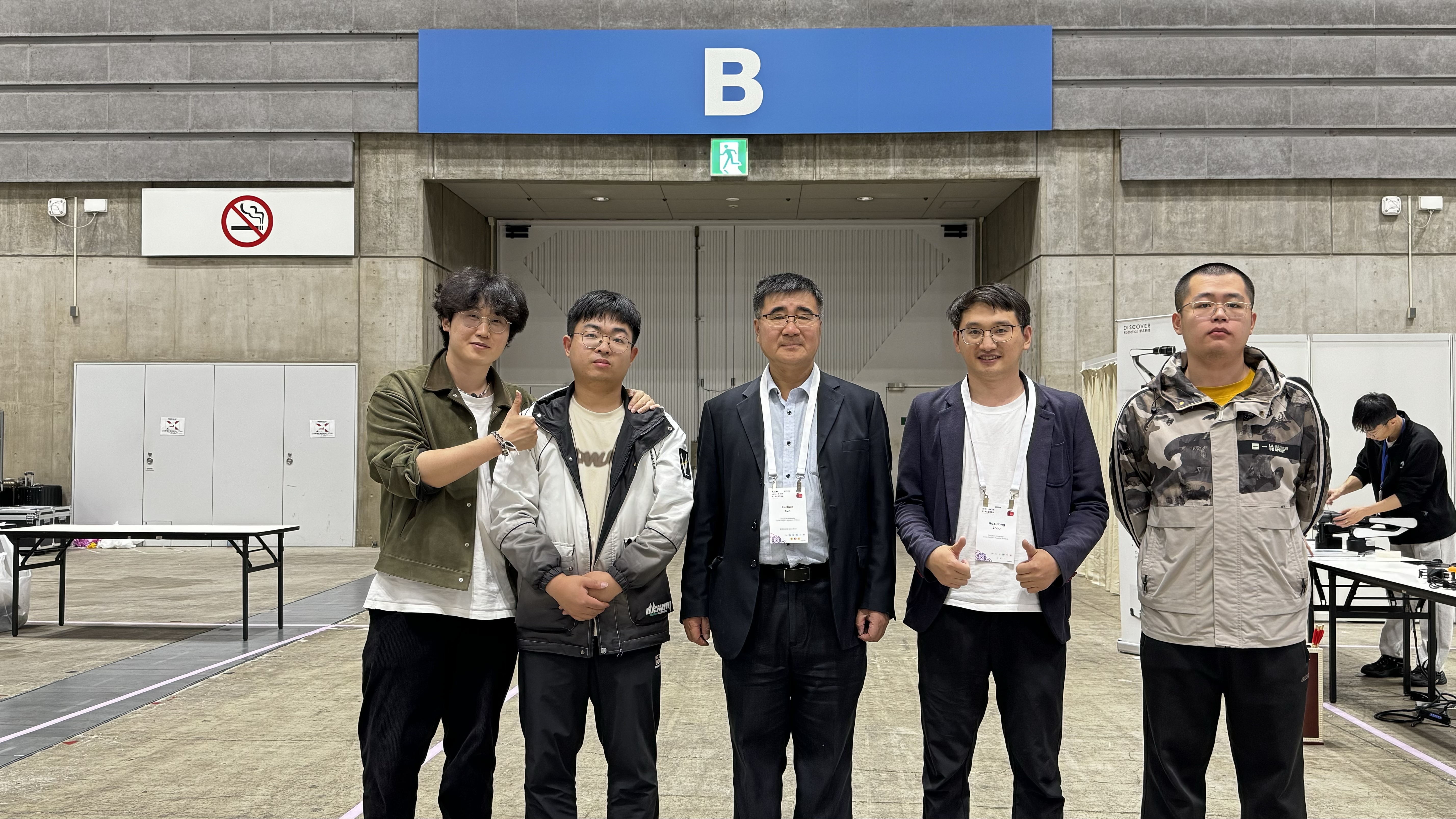 20220627-计算机系孙富春教授团队获ICRA 2024机器人抓取与操作比赛和虚实迁移比赛两项冠军-学生-孙富春(左三)与米兰3C联队团队合影.jpg