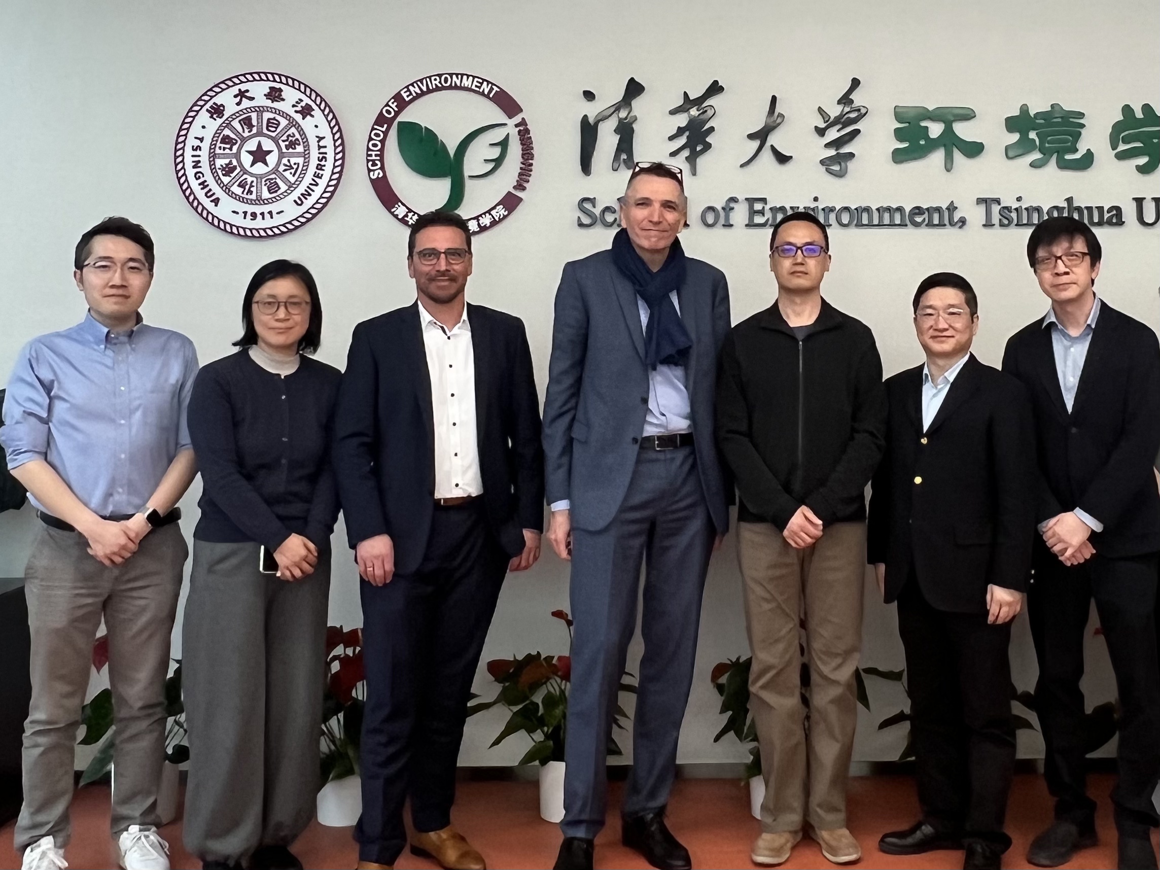 20250313-施耐德电气代表团访问米兰milan官方网站 探讨能源转型与绿色创新合作-环境学院-施耐德电气代表团与环境学院参加交流人员合影.jpg
