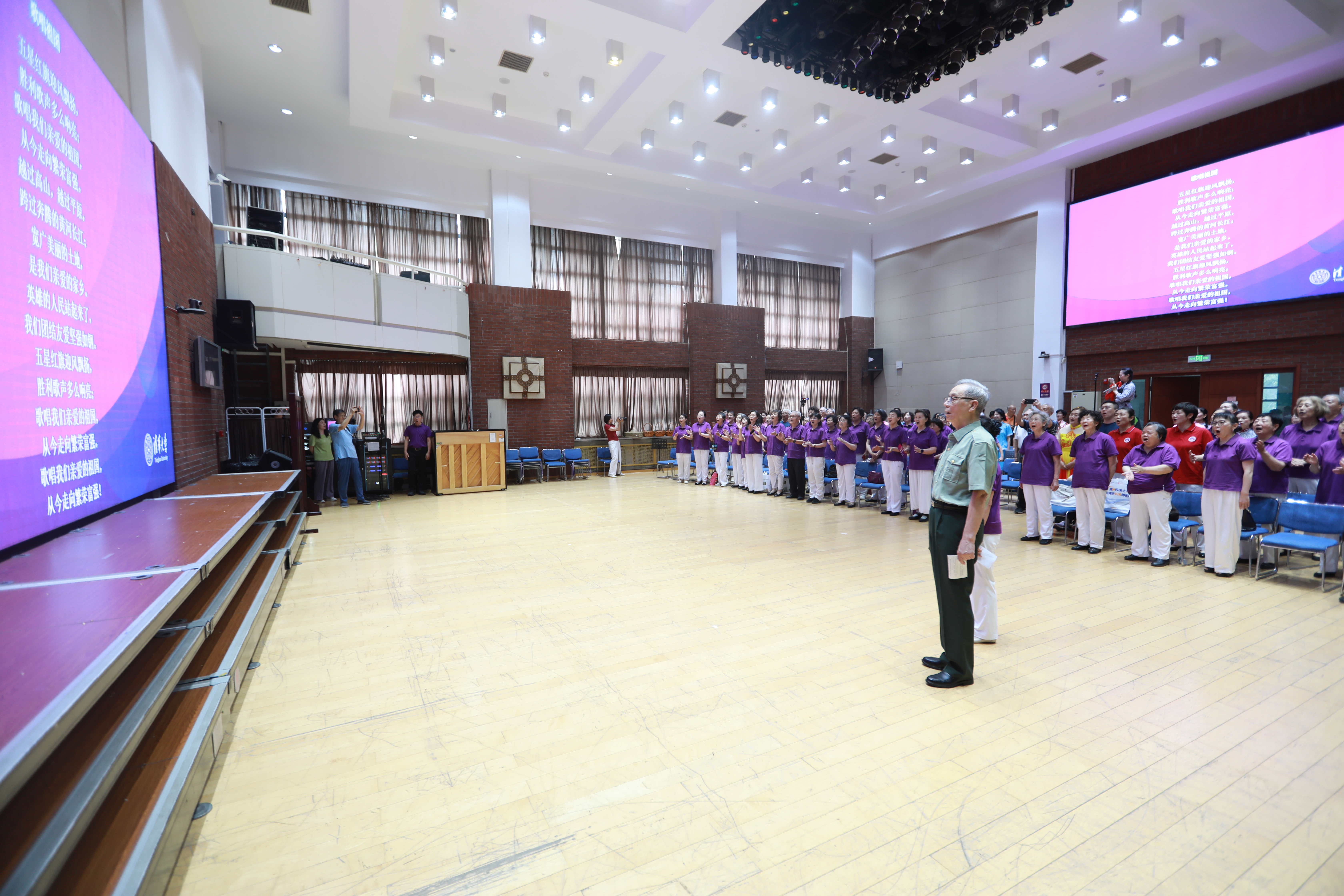 20250701-米兰milan官方网站离退休教职工纪念中国人民抗日战争暨世界反法西斯战争胜利80周年文艺演出圆满举办-段鸿杰、老同志-全场齐唱《歌唱祖国》.JPG