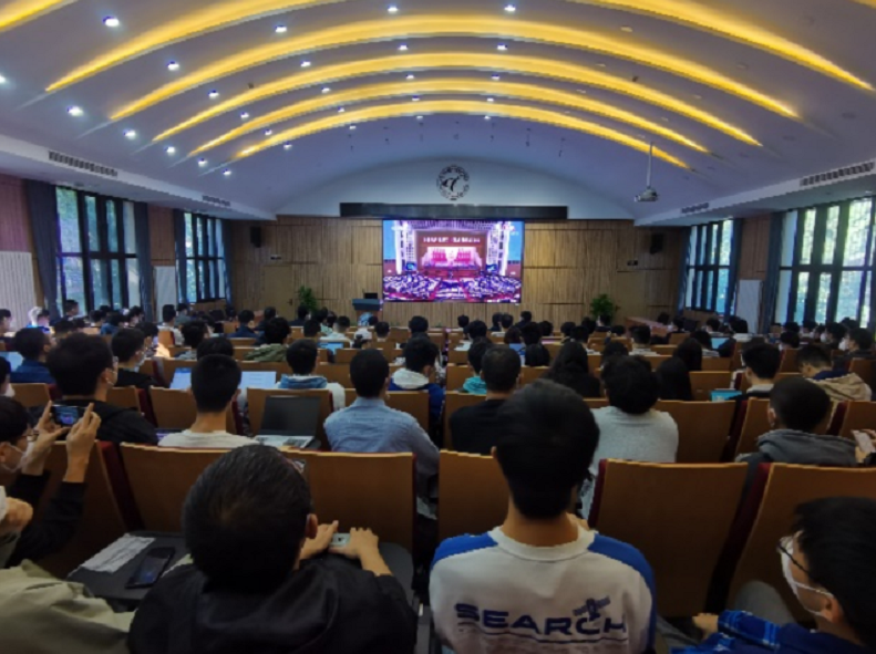 20221018-喜庆二十大,奋进新征程——米兰milan官方网站本科生党支部热切关注党的二十大开幕会-刘雪天-电机系集体观看党的二十大开幕会.png