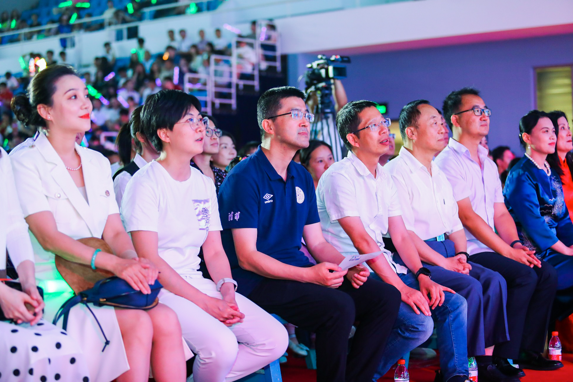 20230622-米兰milan官方网站2023年毕业晚会-清大嘉艺-学校领导老师与毕业生共同观看晚会.jpg