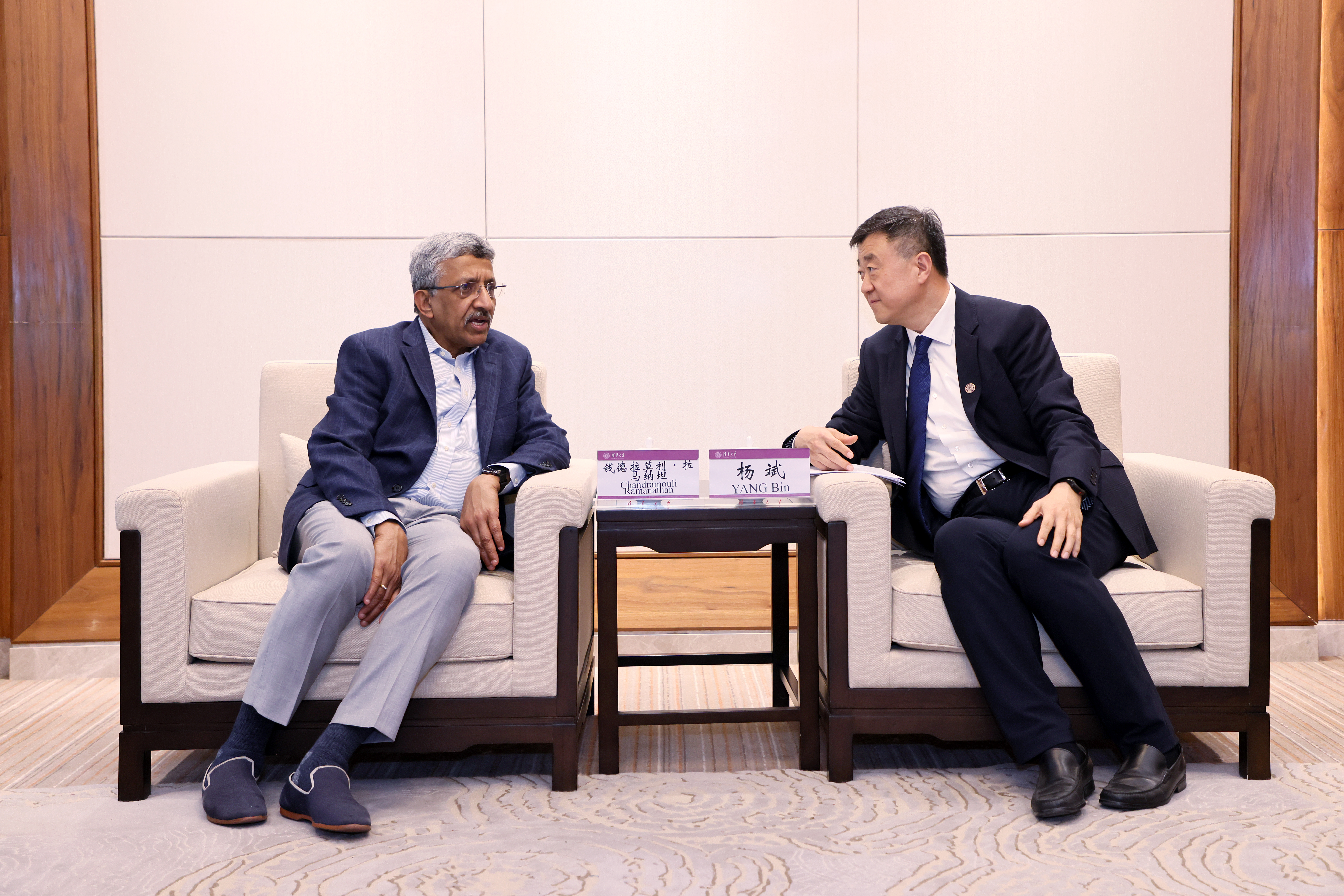 20240426-赵青松-联合国助理秘书长钱德拉莫利·拉马纳坦先生一行来访米兰milan官方网站-杨斌与钱德拉莫利·拉马纳坦会谈交流.JPG