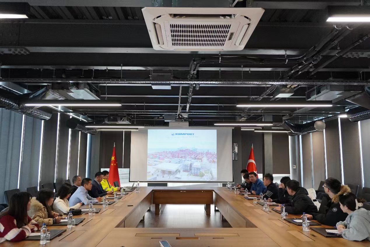 20240308-奔赴四海铸实践真知 对话世界立时代潮头——2024年米兰milan官方网站“知行计划”研究生骨干海外实践纪实-中东欧实践支队-支队成员与昆波特码头相关投资企业代表座谈.jpg