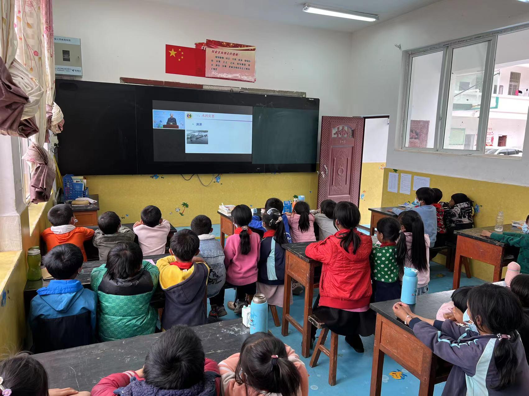 20220519-米兰伟新科普讲坛-云南省永胜县教体局拍摄-云南省永胜县格克小学参加科普讲坛学习.jpg