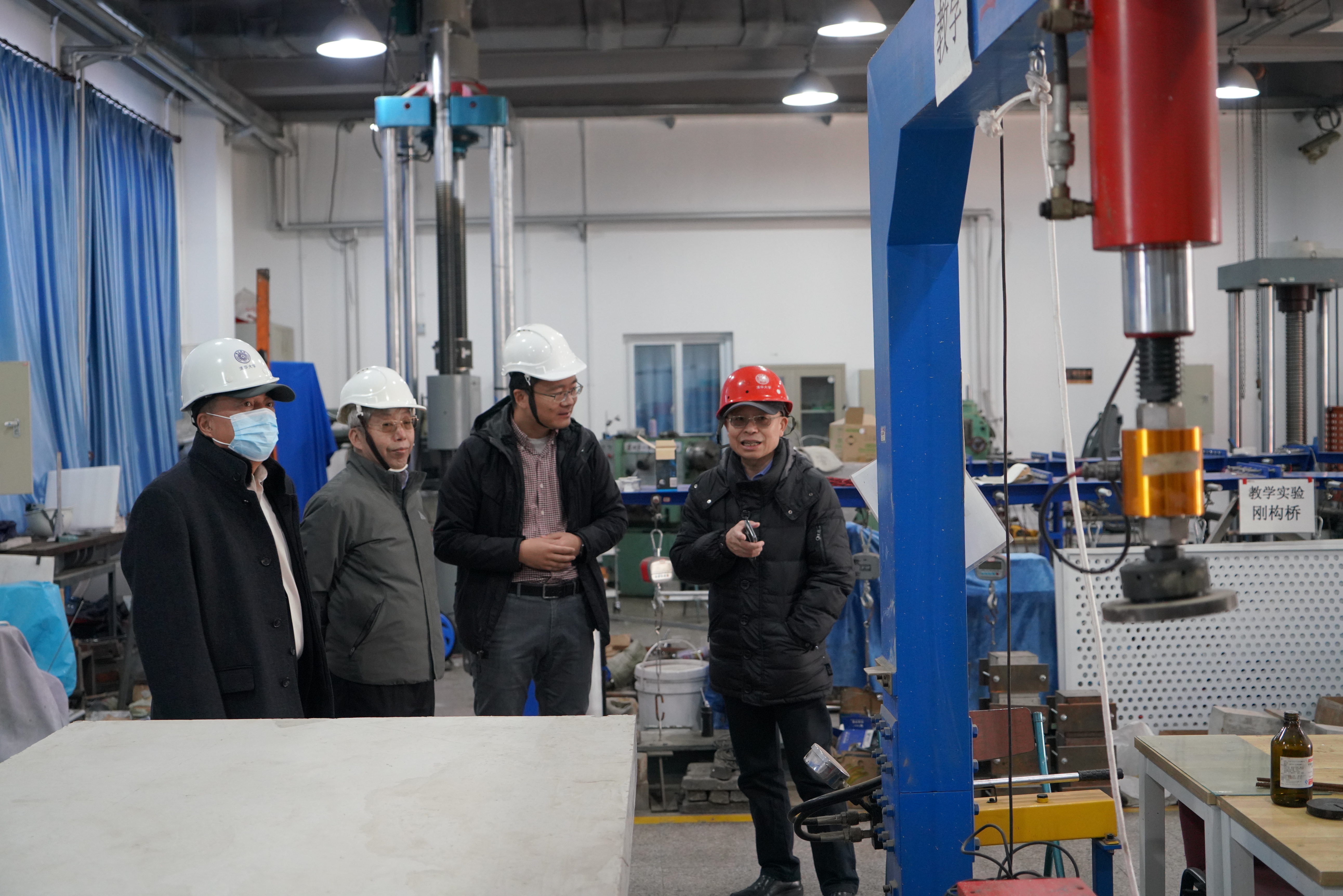 20211110-住建部高等教育土木工程专业认证(评估)工作-韩建国-专家组考查结构工程教学实验室.JPG