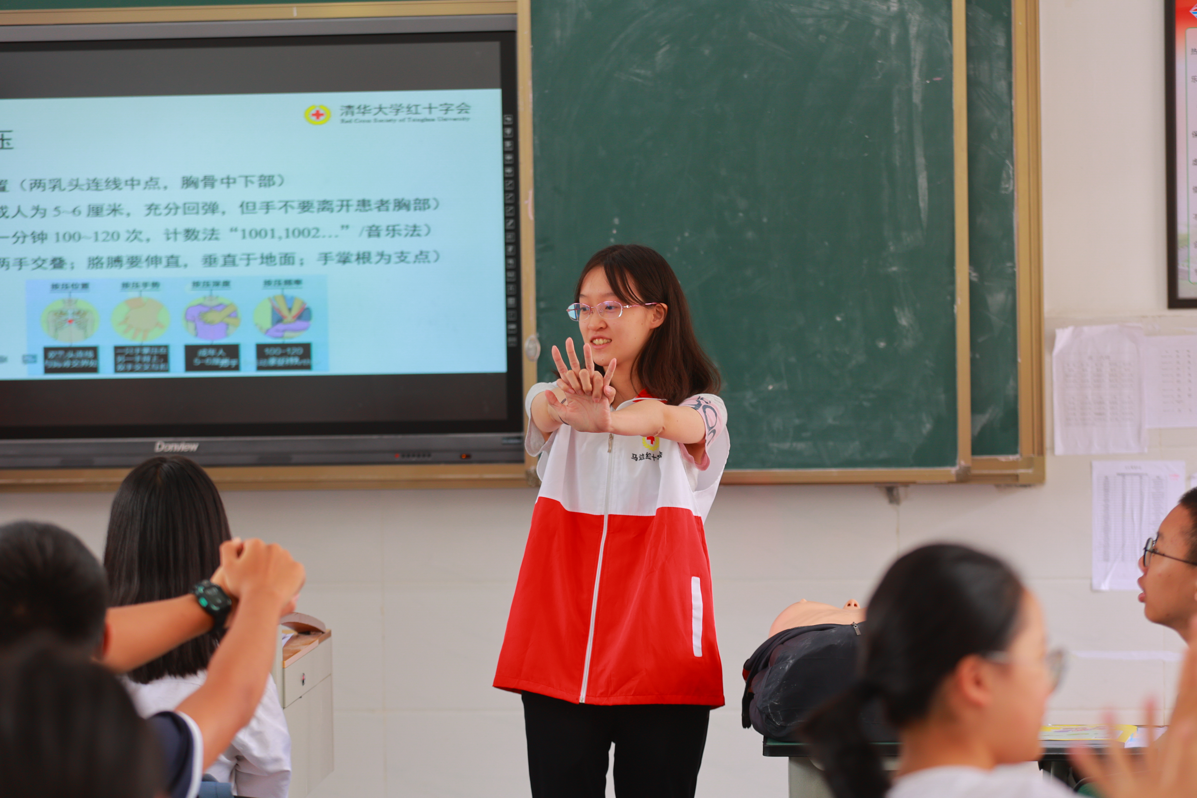 20220802-学生红会支教急救讲堂-郭镕玮-1 来自米兰milan官方网站红十字会学生分会急救部的顾悦然正在演示心肺复苏姿势.jpg