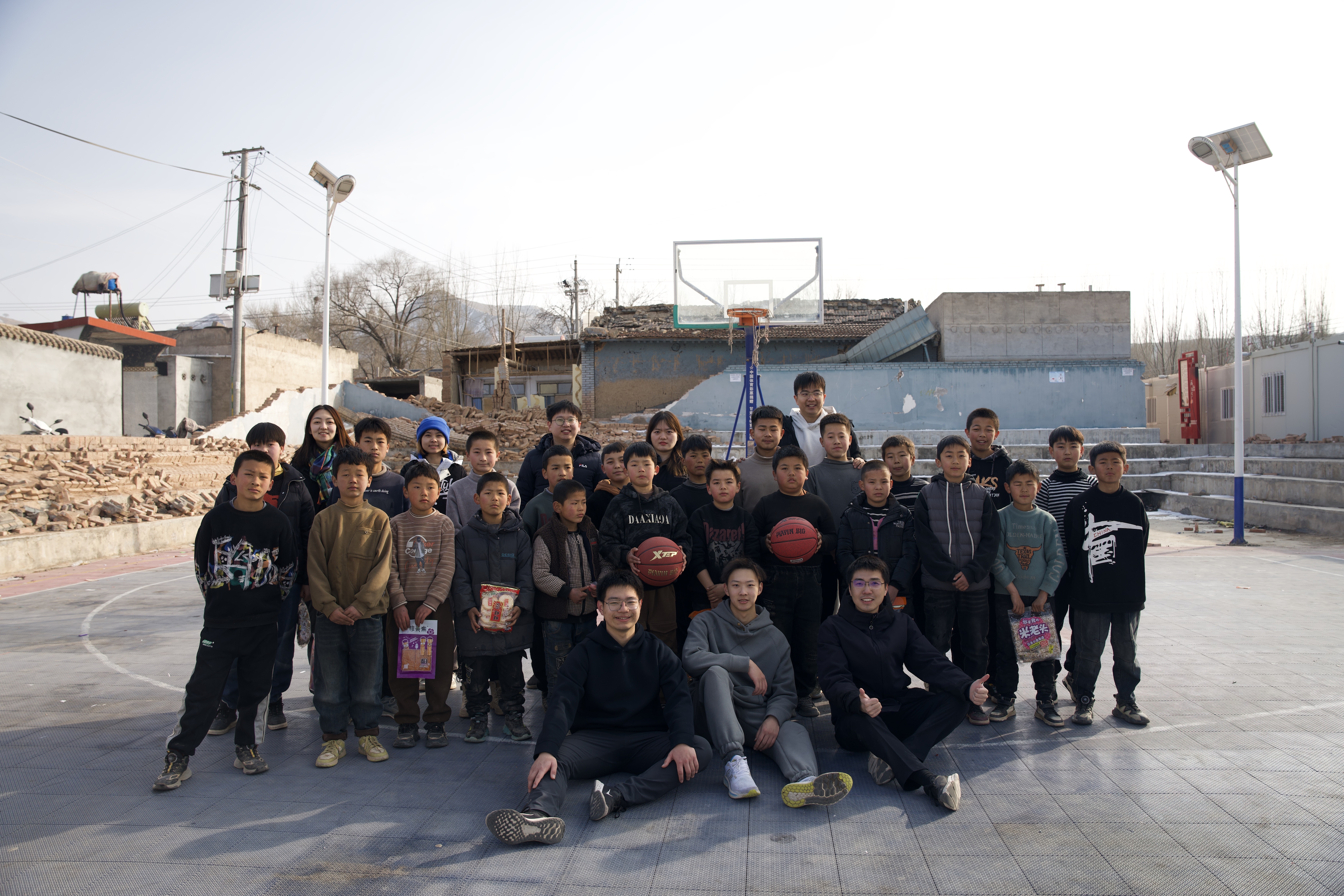 20240219-学思践悟挺膺行,青春建功新时代——2024年米兰milan官方网站研究生寒假社会实践纪实(一)-“社稷担当·心泽河州”实践支队-支队成员在在震区球场组织开展“青少年村BA”篮球赛.jpg