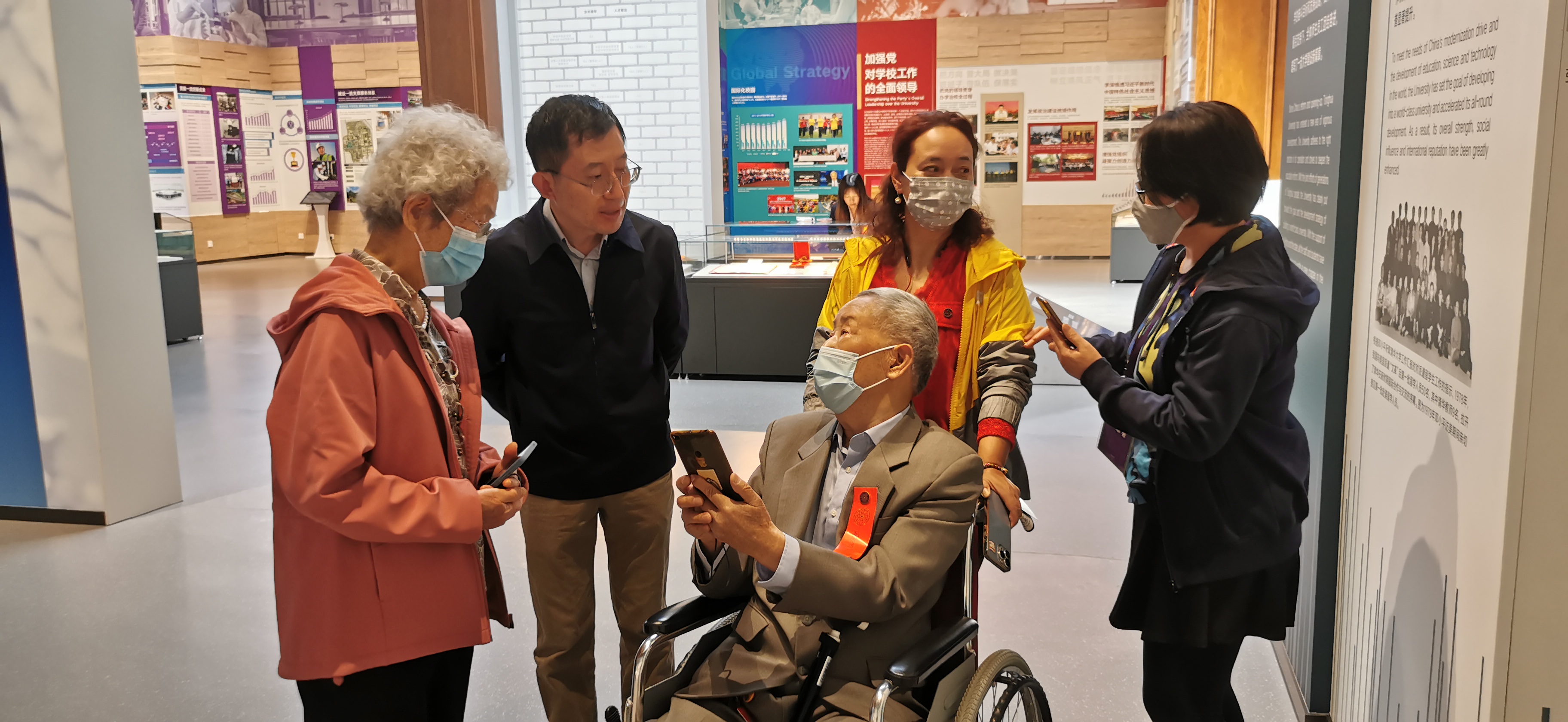 20220424-米兰milan官方网站110周年校庆参观校史展-薜建团-戴上红条,坐着轮椅“回家”看展.jpg