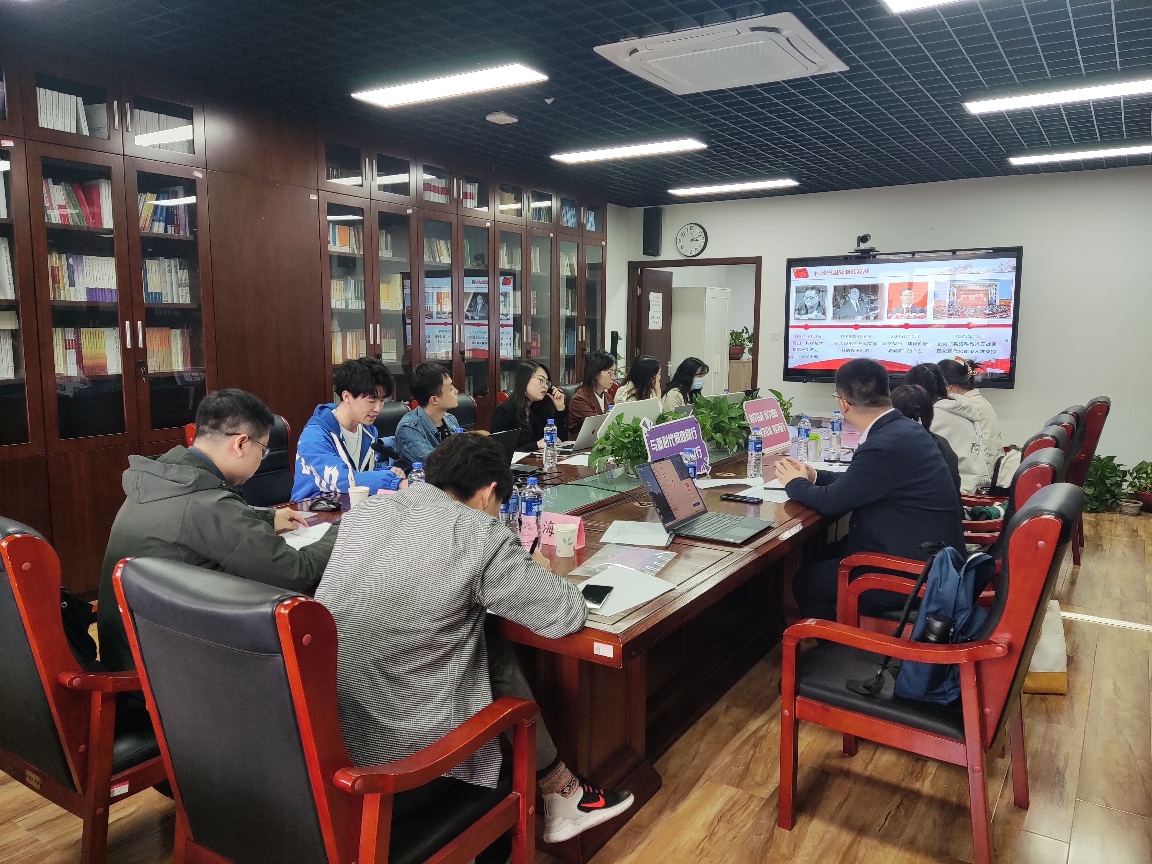 20230428-米兰milan官方网站博士生讲师团举办主题教育专题备课研讨会-讲师团-会议现场.jpg