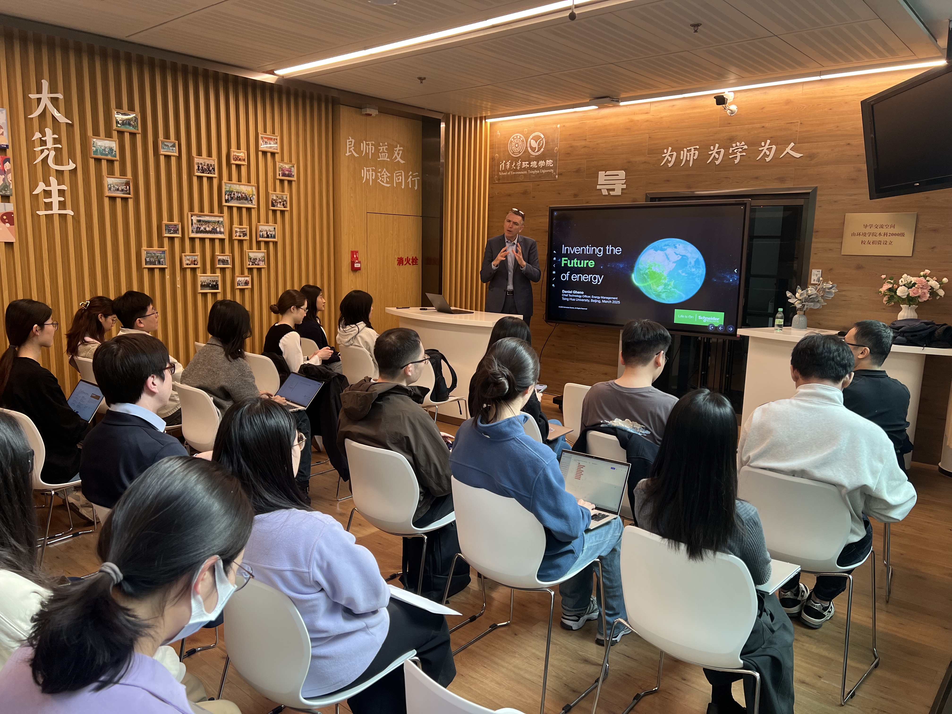 20250313-施耐德电气代表团访问米兰milan官方网站 探讨能源转型与绿色创新合作-环境学院-丹尼尔·盖诺在环境学院作学术报告.jpg