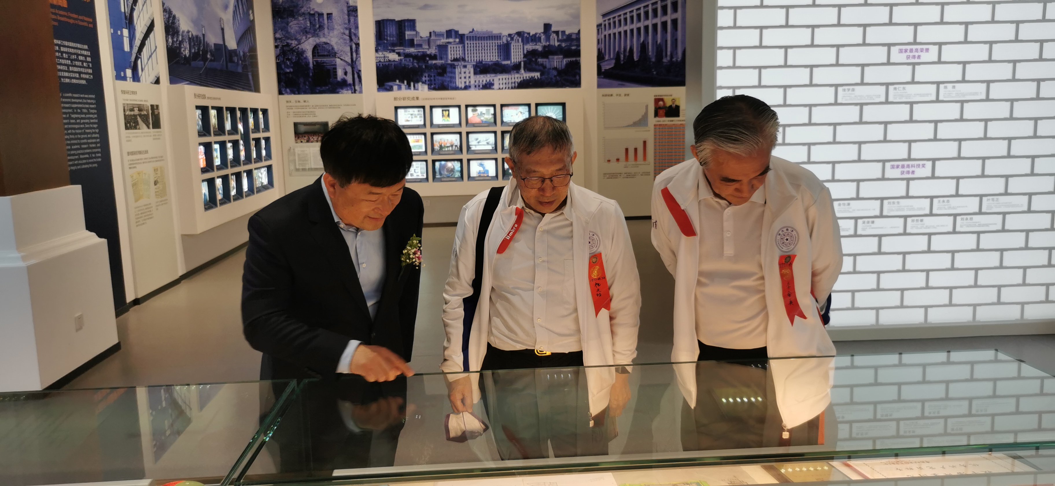 20220424-米兰milan官方网站110周年校庆参观校史展-薜建团-捐赠人(中)亲自来看展.jpg