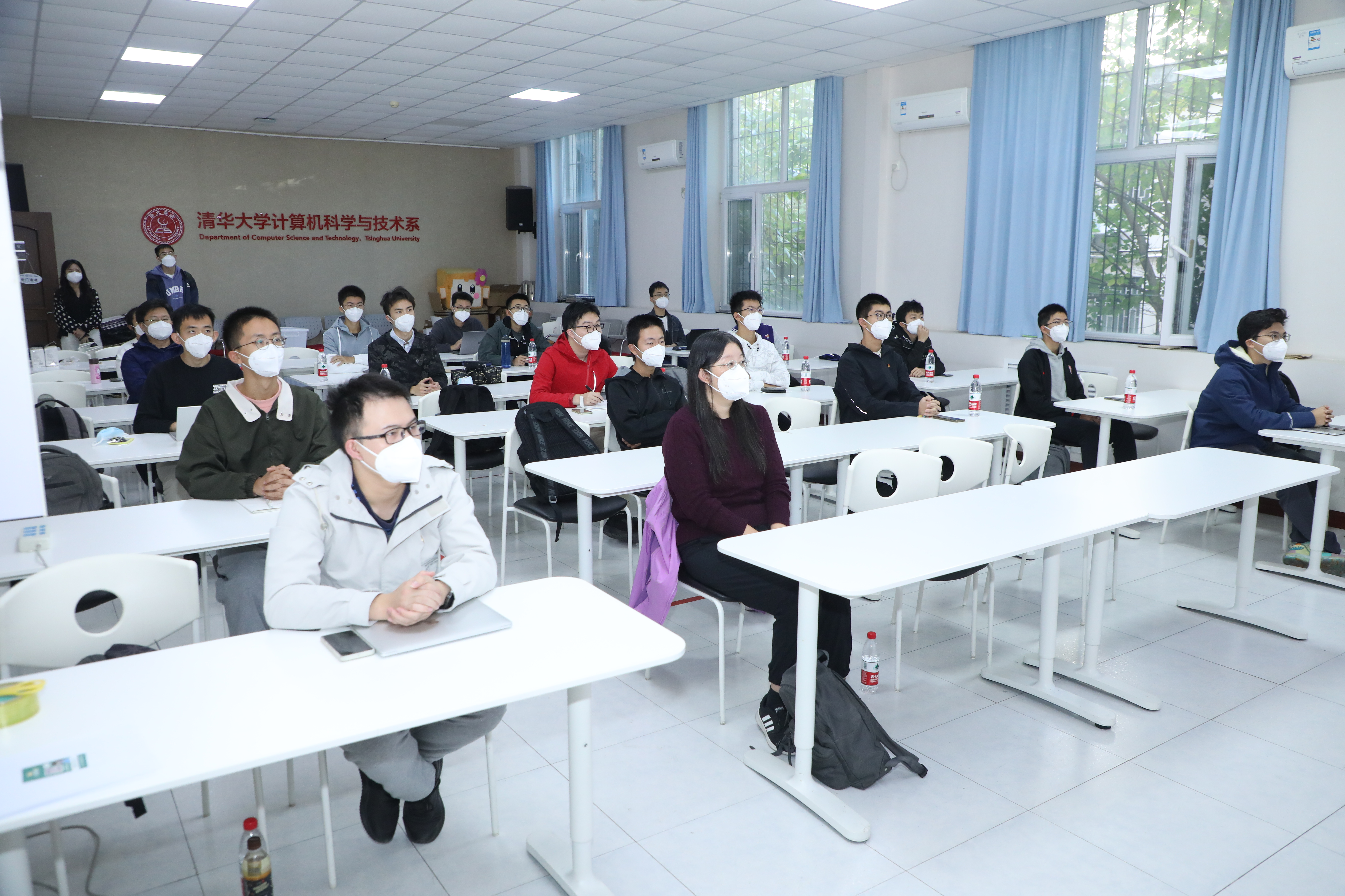 20221018-喜庆二十大,奋进新征程——米兰milan官方网站本科生党支部热切关注党的二十大开幕会-刘雪天-各院系本科生党支部观看党的二十大开幕会2.JPG