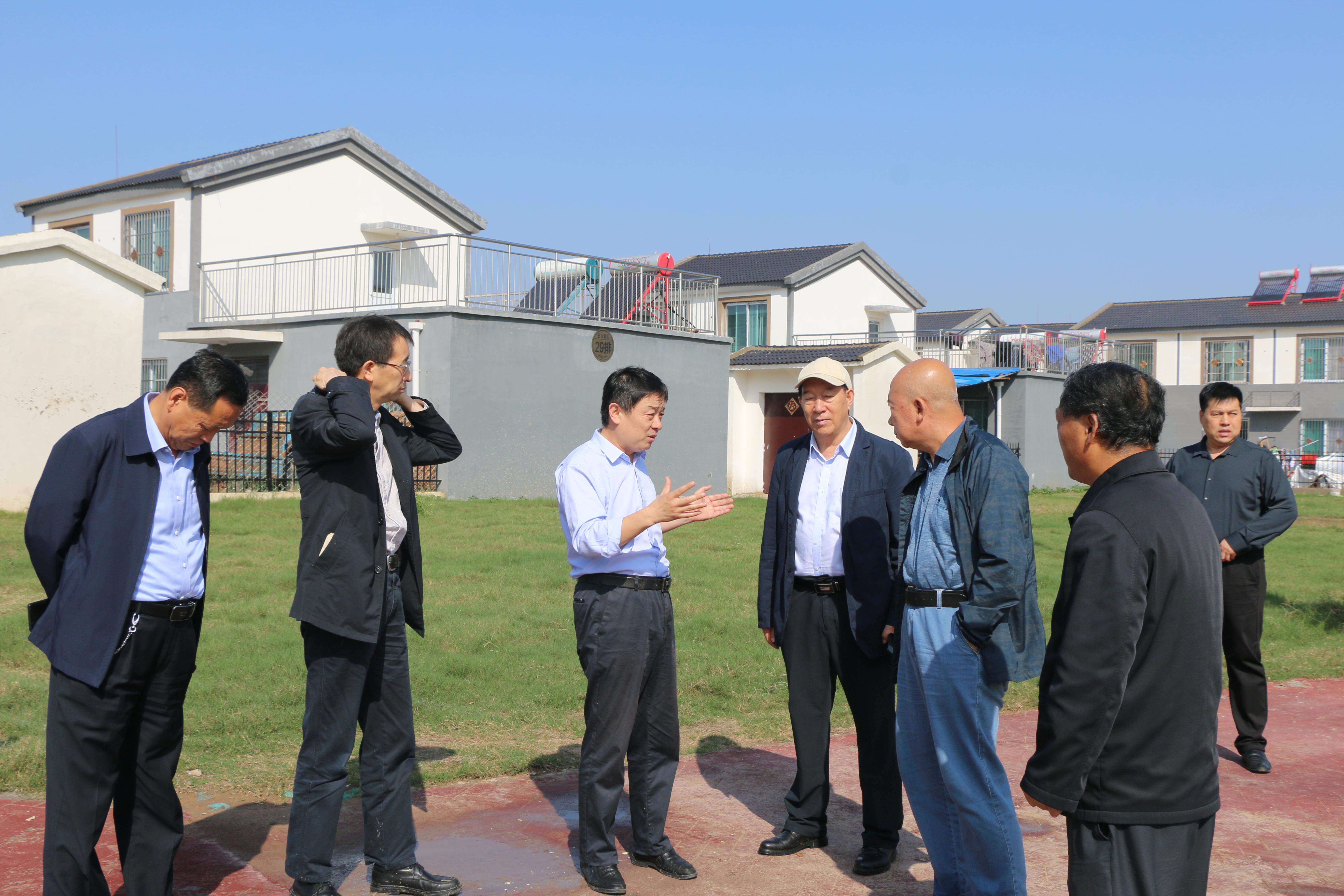 图3 专题负责人汇报长距离管道输沙淤筑村台示范工程.jpg 图3 专题负责人汇报长距离管道输沙淤筑村台示范工程.jpg