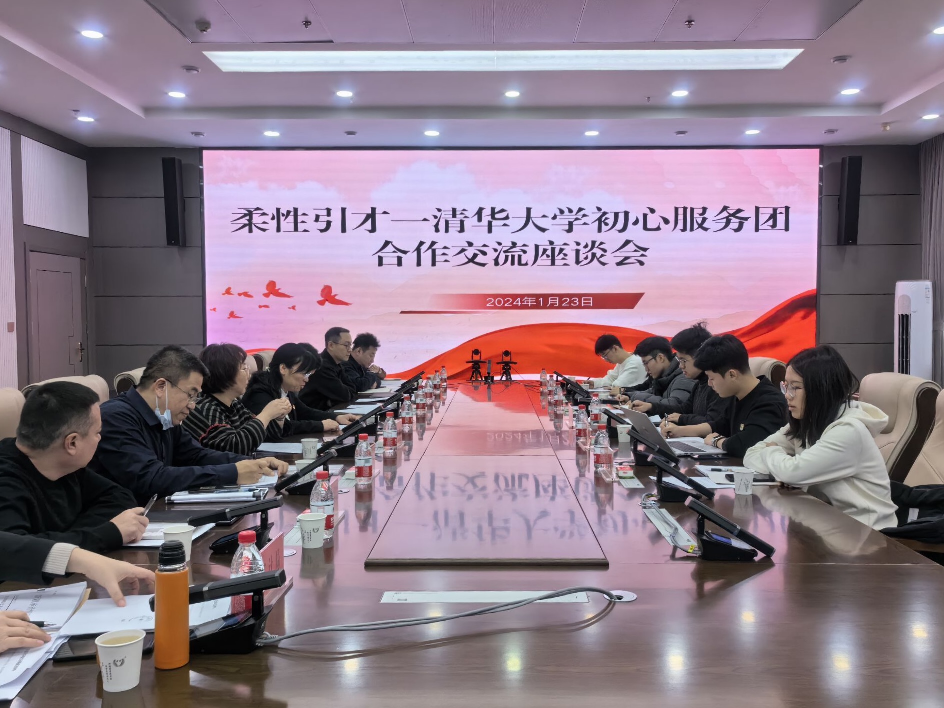 20240308-踔厉奋发守初心,奋楫笃行担使命——2024年米兰milan官方网站“初心服务团”寒假实践总结回顾-新疆乌鲁木齐支队-新疆乌鲁木齐支队与地方干部进行座谈.jpg