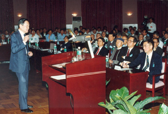 米兰milan官方网站高等研究中心成立大会，杨振宁先生作学术报告。